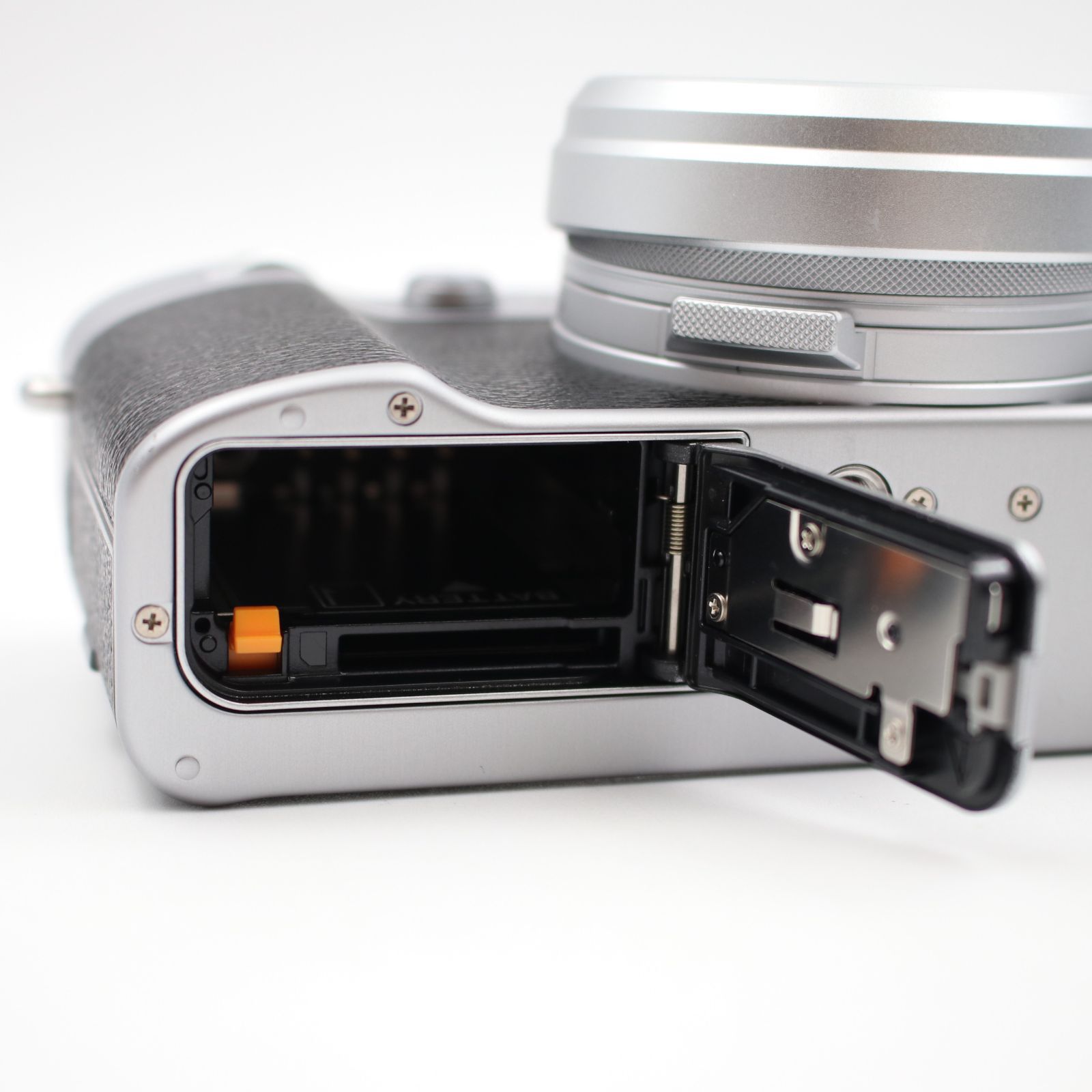 Fujifilm x100ⅵ シルバー（メカシャッター０回）2カ国語対応 正規品 新品 FUJIFILM フジフイルム X100Ⅵシルバー (日英2言語設定
