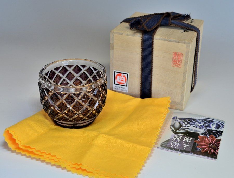 蔵A2572b 薩摩びーどろ工芸 色被せガラス 切子猪口 島津 共箱