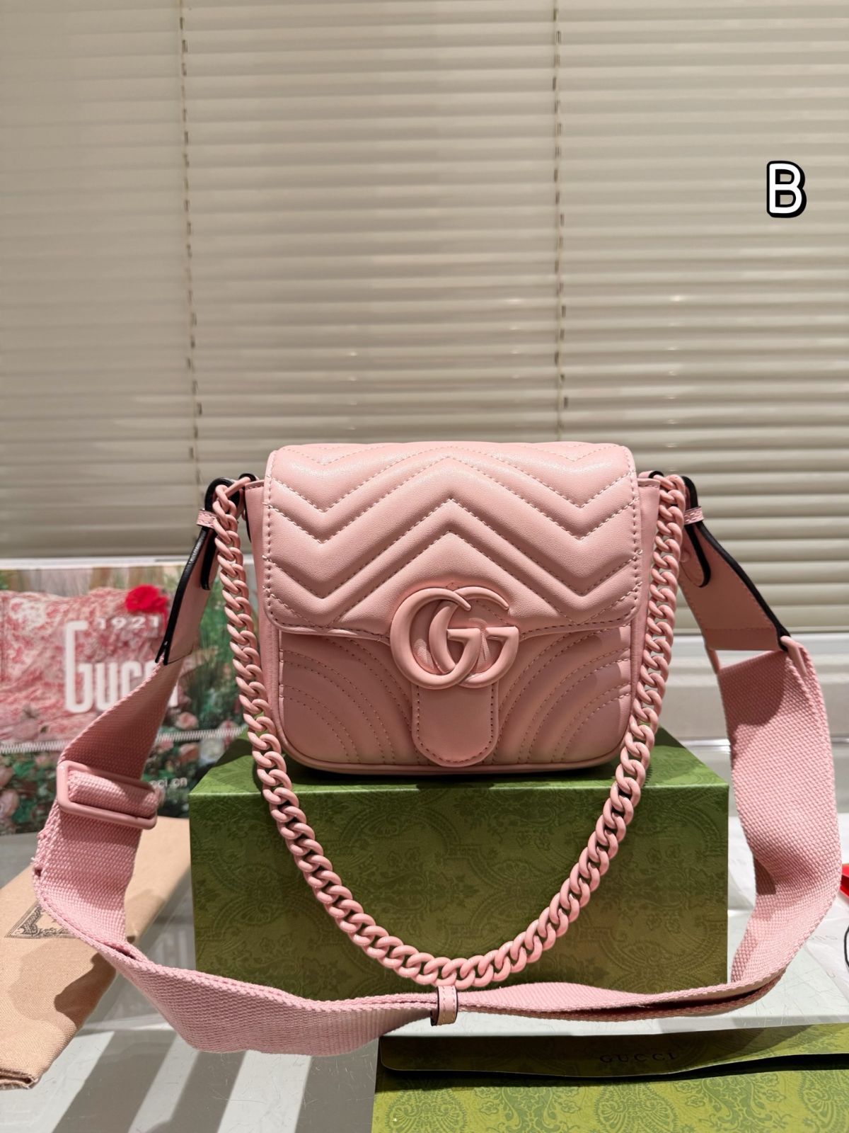 GUCCI GGマーモント スクエアミニバッグ ? 18×14cm |