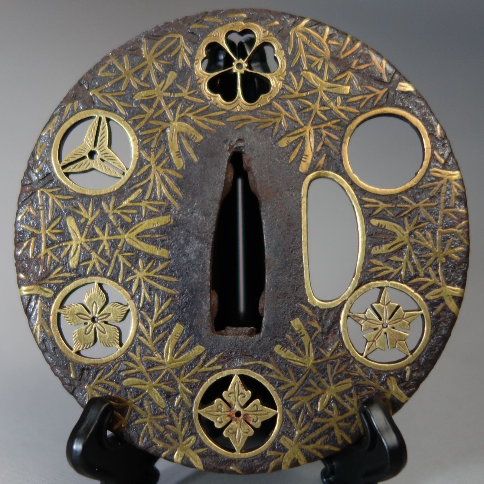 最高品質を待つ！ 鍔 鉄地 与四郎式真鍮象嵌鍔 鍔 き 日本刀 刀装具 鐔 骨董 古美術 Ac25100801