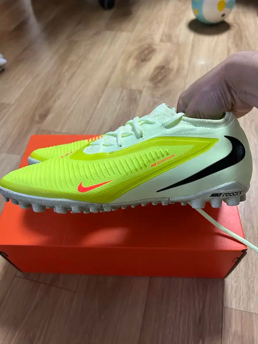 ナイキ FANTOM 6 ロー プロ TF サッカーシューズ