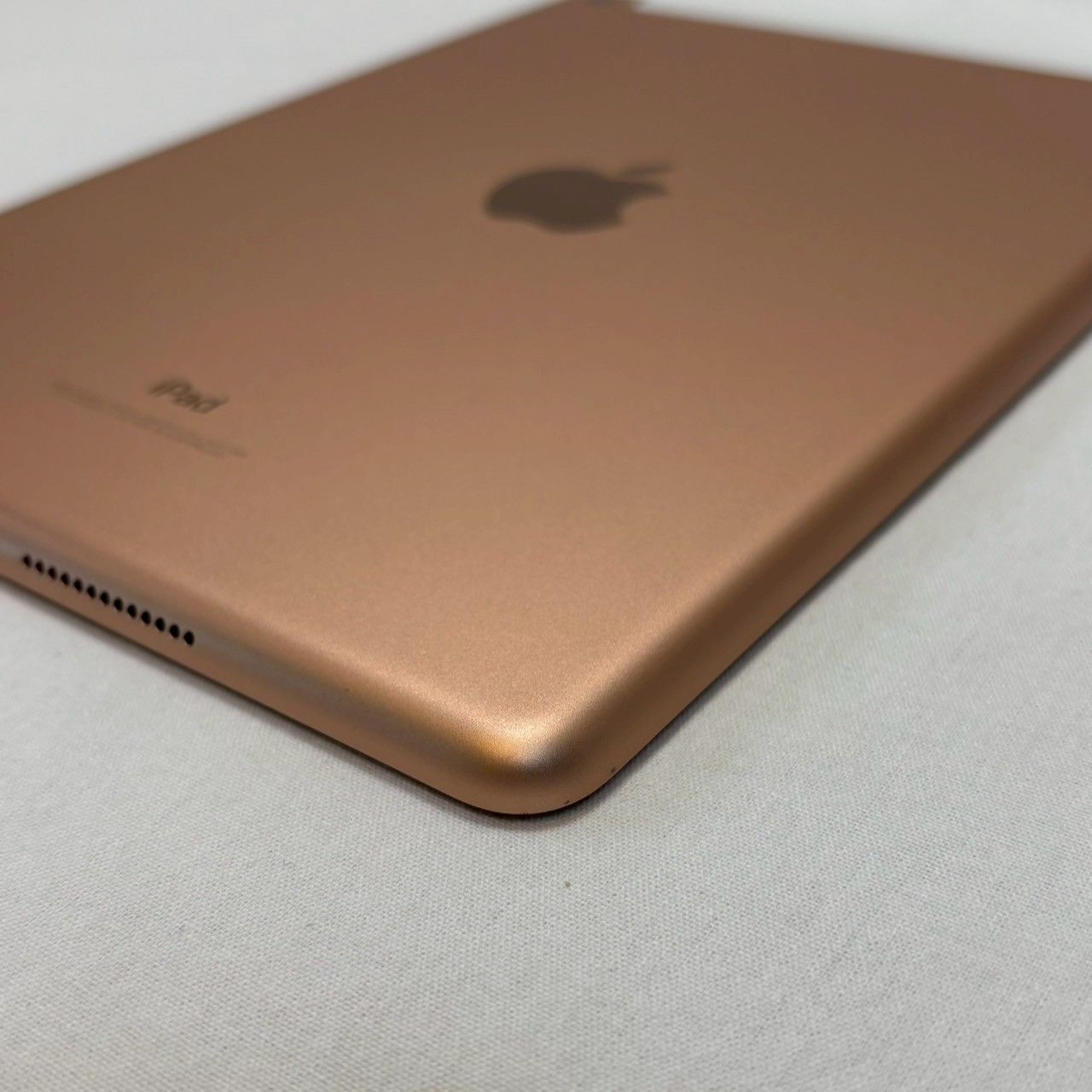 iPad|第6世代|32GB|ゴールド|MRM02J|A|ドコモ判定|ケース付き|バッテリー良好|No.752