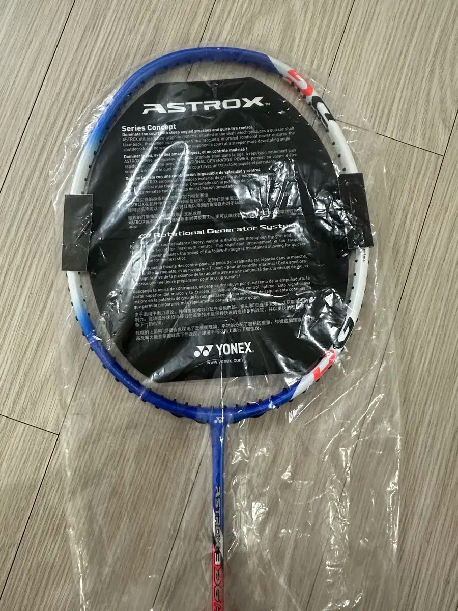 YONEX