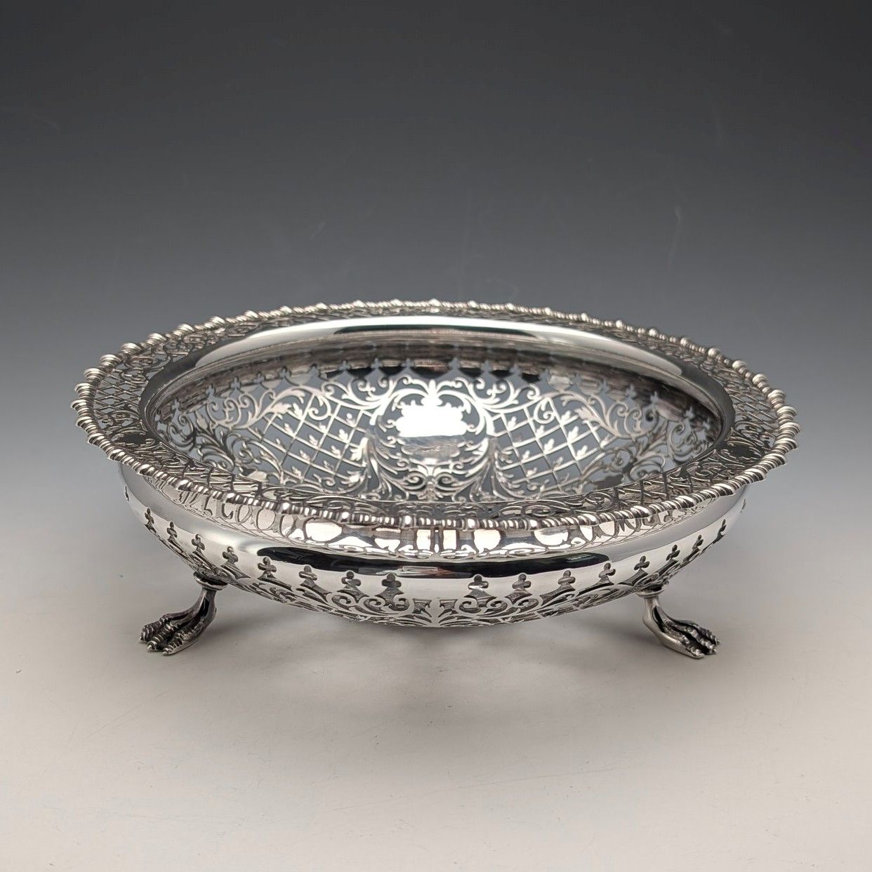 1911年 英国アンティーク ピアス装飾 純銀製 脚付きフルーツボウル 436g Goldsmiths&Silversmiths 1911年 英国アンティーク ピアス装飾 純銀製 脚付きフルーツ