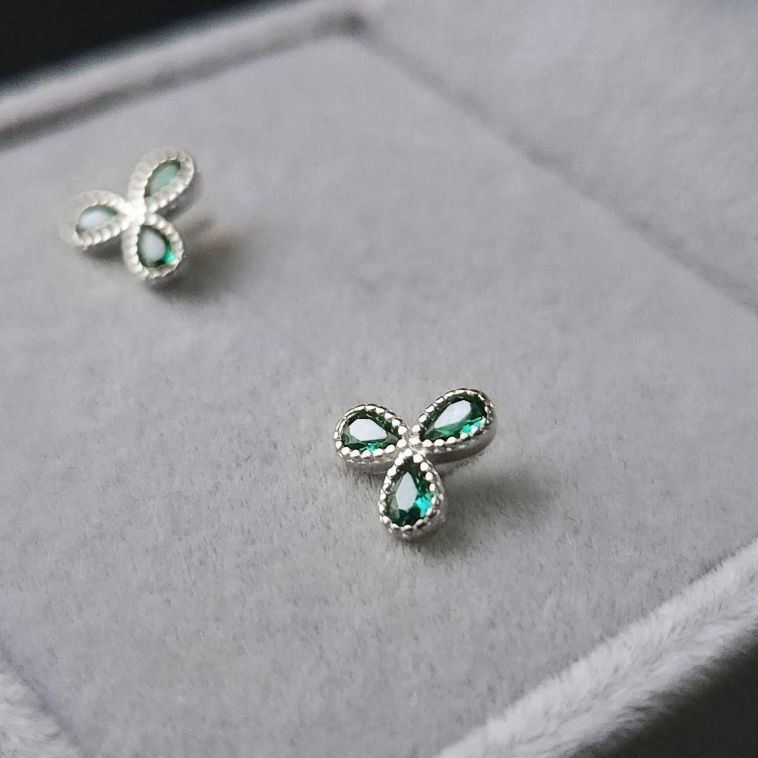 079P【高品質✨】グリーン　緑　小粒石　三つ葉　クローバー　シルバー　ピアス