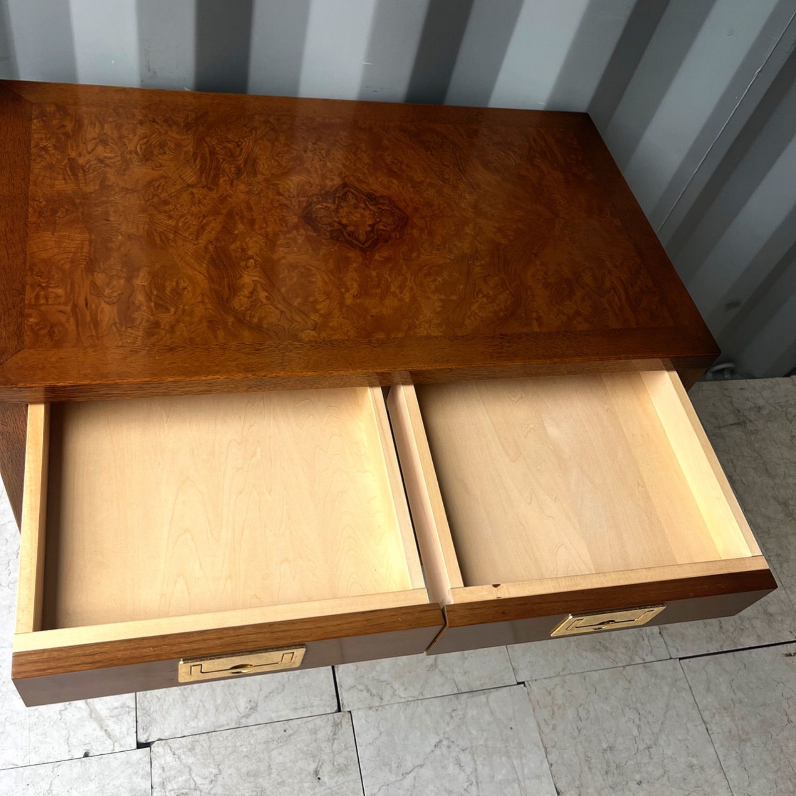 取付無料！カリモク家具 ドマーニ モーガントン 天然木クラシカルサイドテーブル✨ 取付無料！カリモク家具 ドマーニ モーガントン 天然木クラシカル