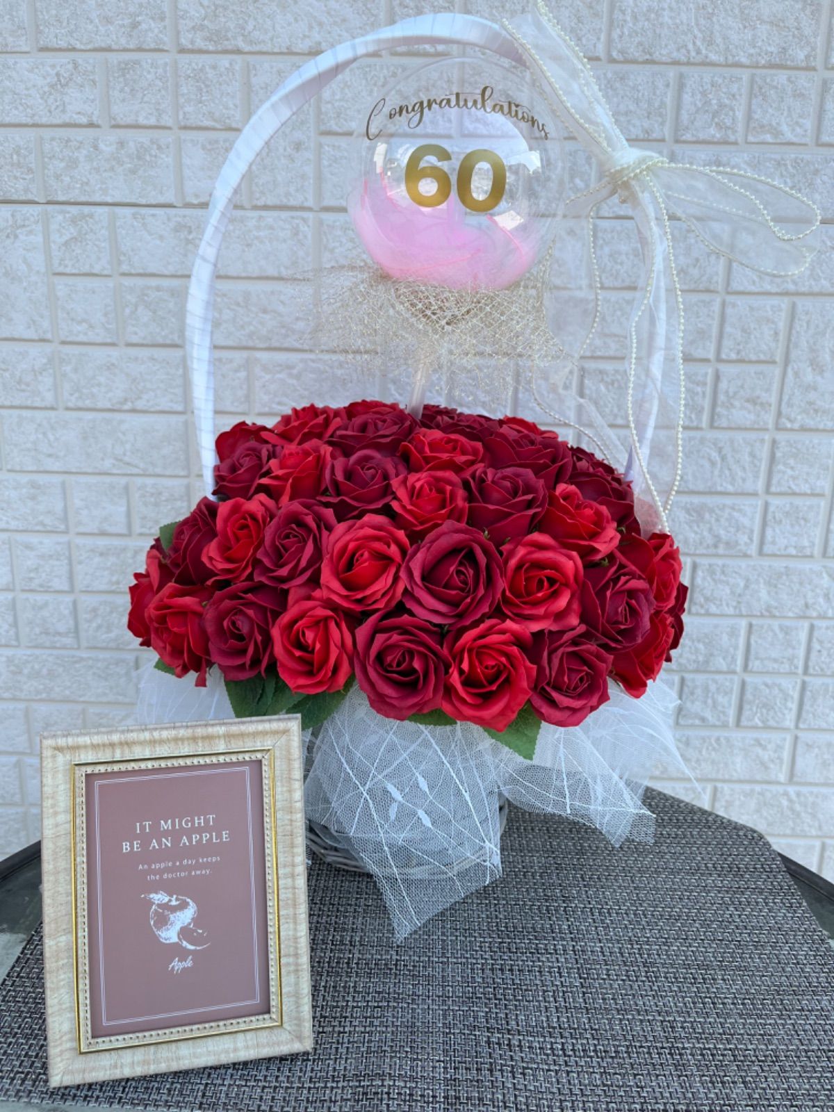 【還暦祝い】60本の赤い薔薇(写真立て付き) バルーンフラワー