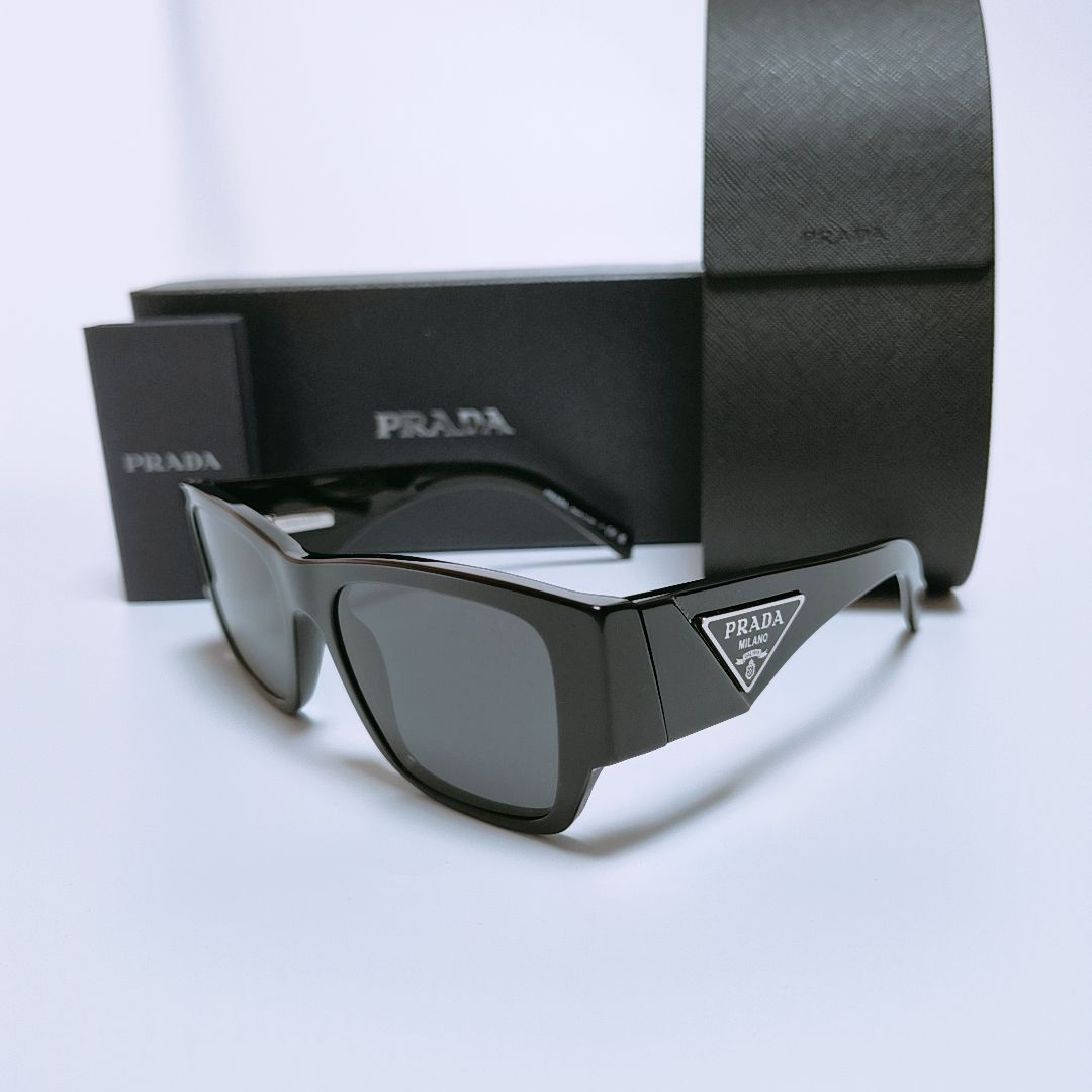 PRADA プラダ 三角プレートロゴ サングラス 未使用 新品未使用】PRADA トライアングルロゴ サングラス プラダ