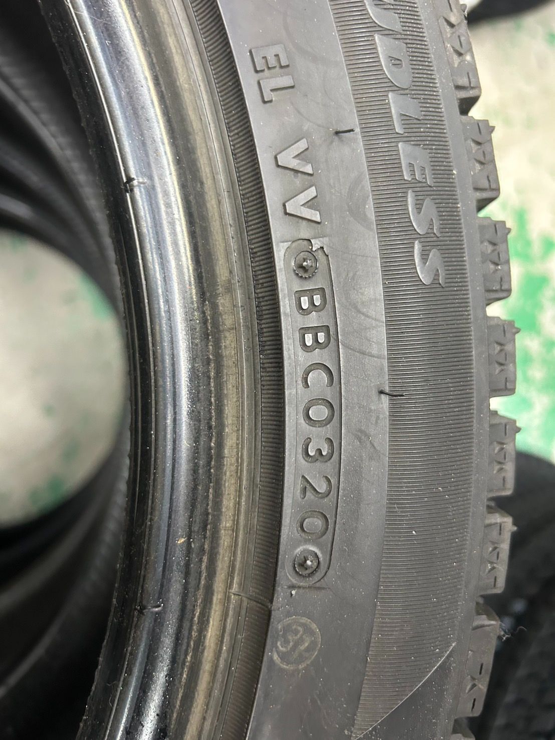 BRIDGESTONE BLIZZAK VRX2 235|45R18 94Q スタッドレスタイヤ 4本セット 残溝6.4mm 2020年製 TRITUETUBI_COM