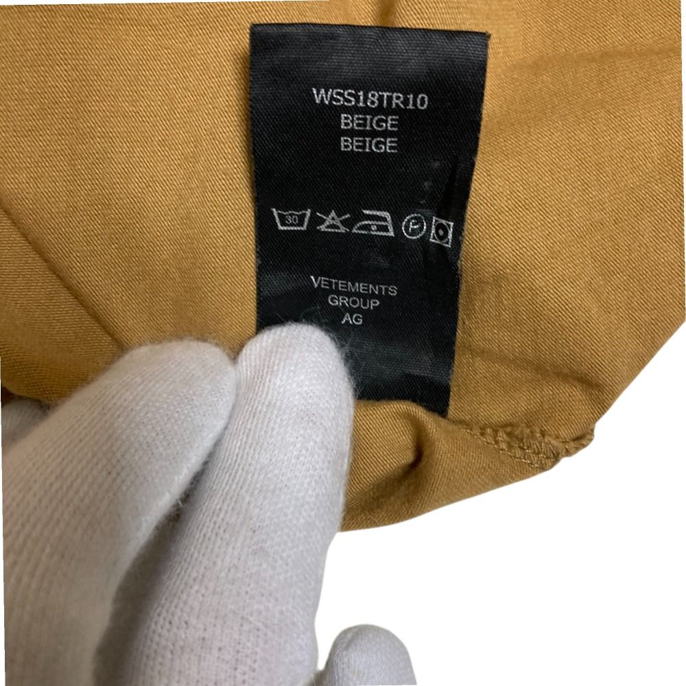 美品 VETEMENTS ヴェトモン ロゴ刺繍 ハイネック ショートスリーブ Tシャツ カットソー XS キャメル レディース 古着 中古 美品 VETEMENTS ヴェトモン ロゴ刺繍 ハイネック ショート