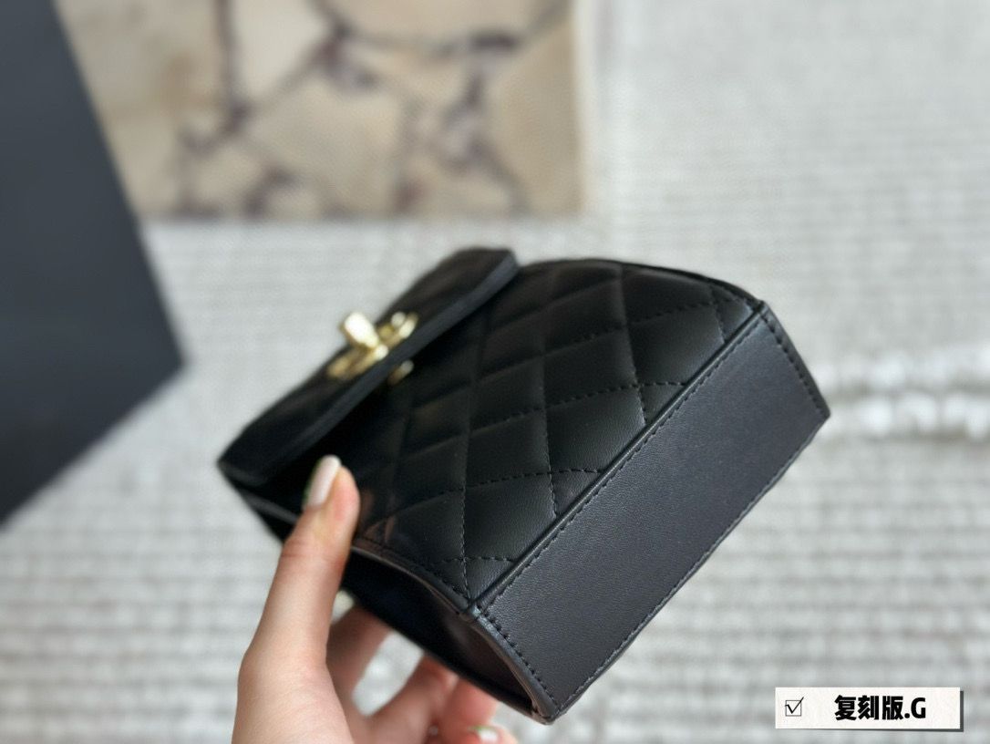 CHANEL★ポーチ Classic zipped pouch - Grained shiny calfskin & gold-tone