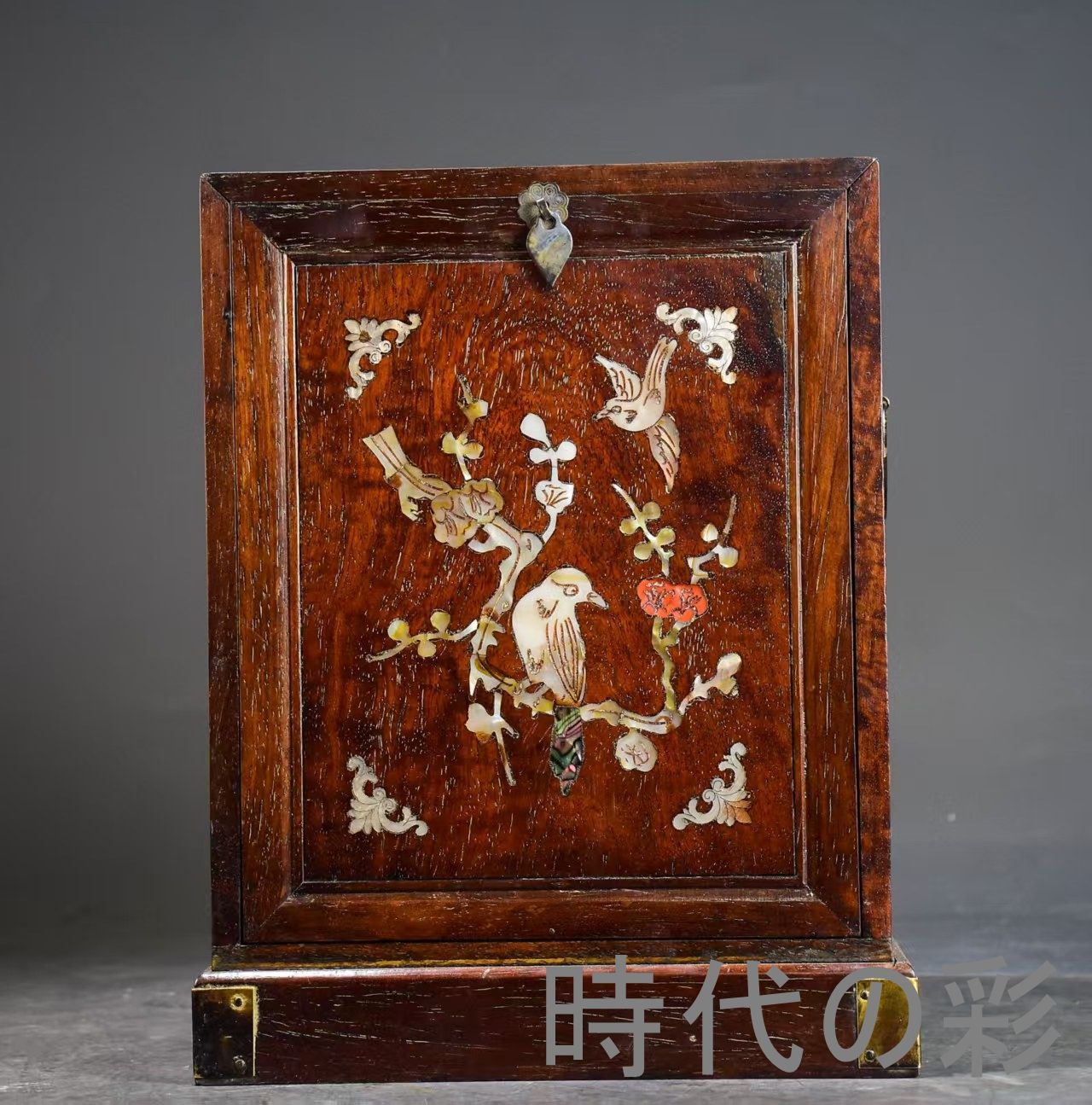 中国古美術 旧家蔵出 花梨木 彫刻 貝殻象嵌 五斗櫃 喜鵲登梅 手作り 細密彫 木製工芸品 文房置物 唐物 古玩 古民具 古置物 東洋彫刻 清時代 R07100629