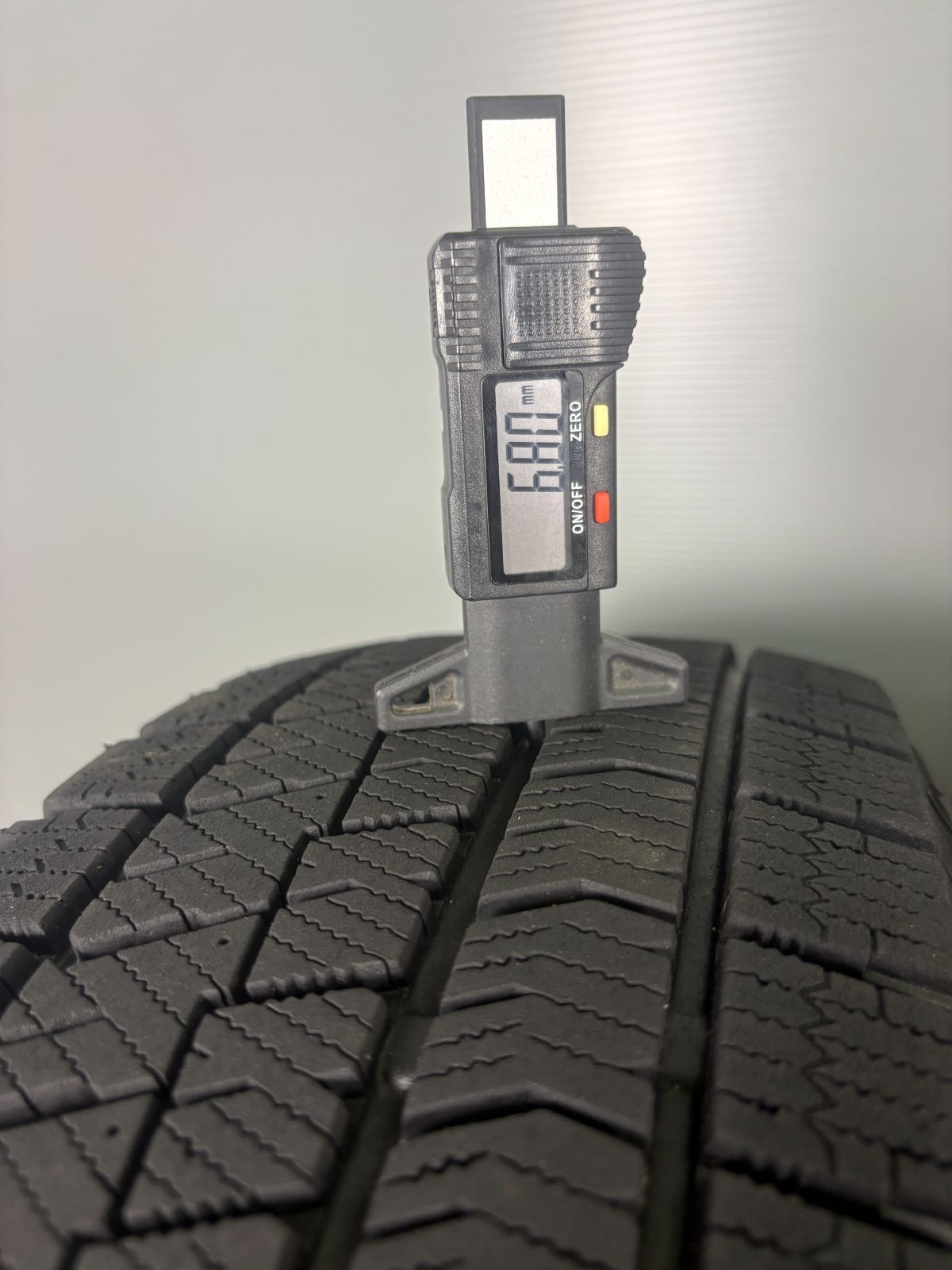 大特価！ 送料無料 195|65R16 ブリヂストン VRX2 2025年製 4本 冬タイヤ スタッドレス TA656 輸入雑貨