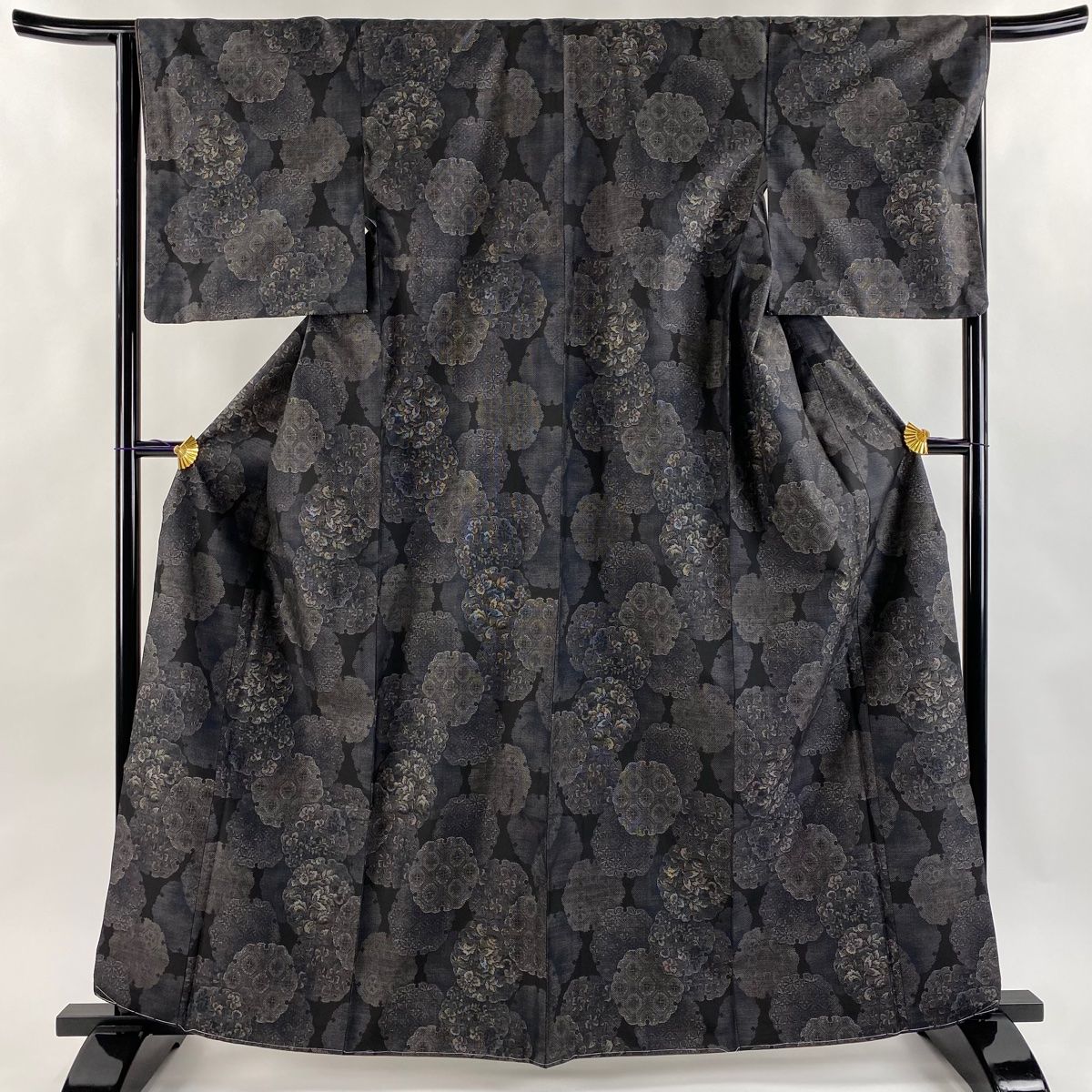 紬 身丈162cm 裄丈65.5cm M 袷 やまと 雪輪 草花 墨色 正絹 秀品