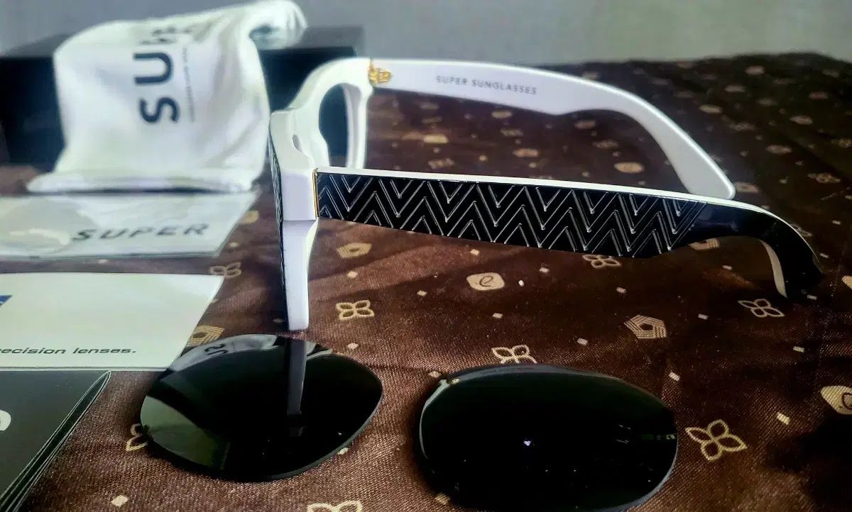 ♥ SUPER スーパー ブラック-ホワイト サングラス