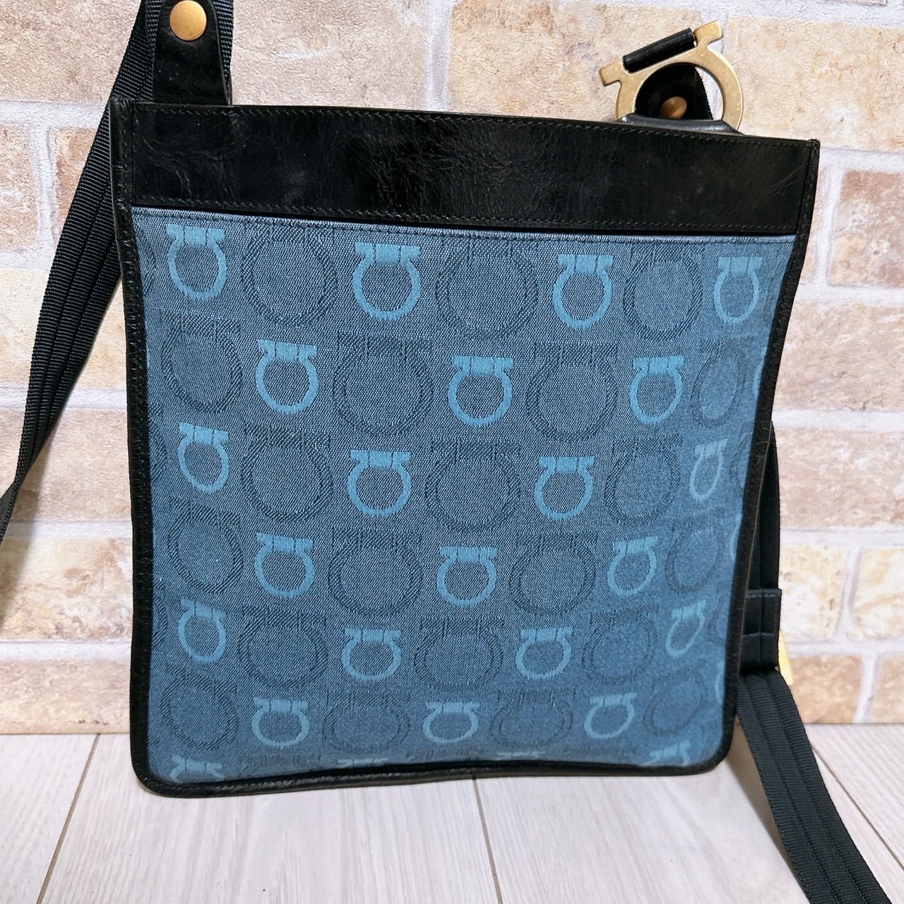 美品》Ferragamo(フェラガモ)ショルダーバッグ デニム 美品》Ferragamo(フェラガモ)ショルダーバッグ デニム