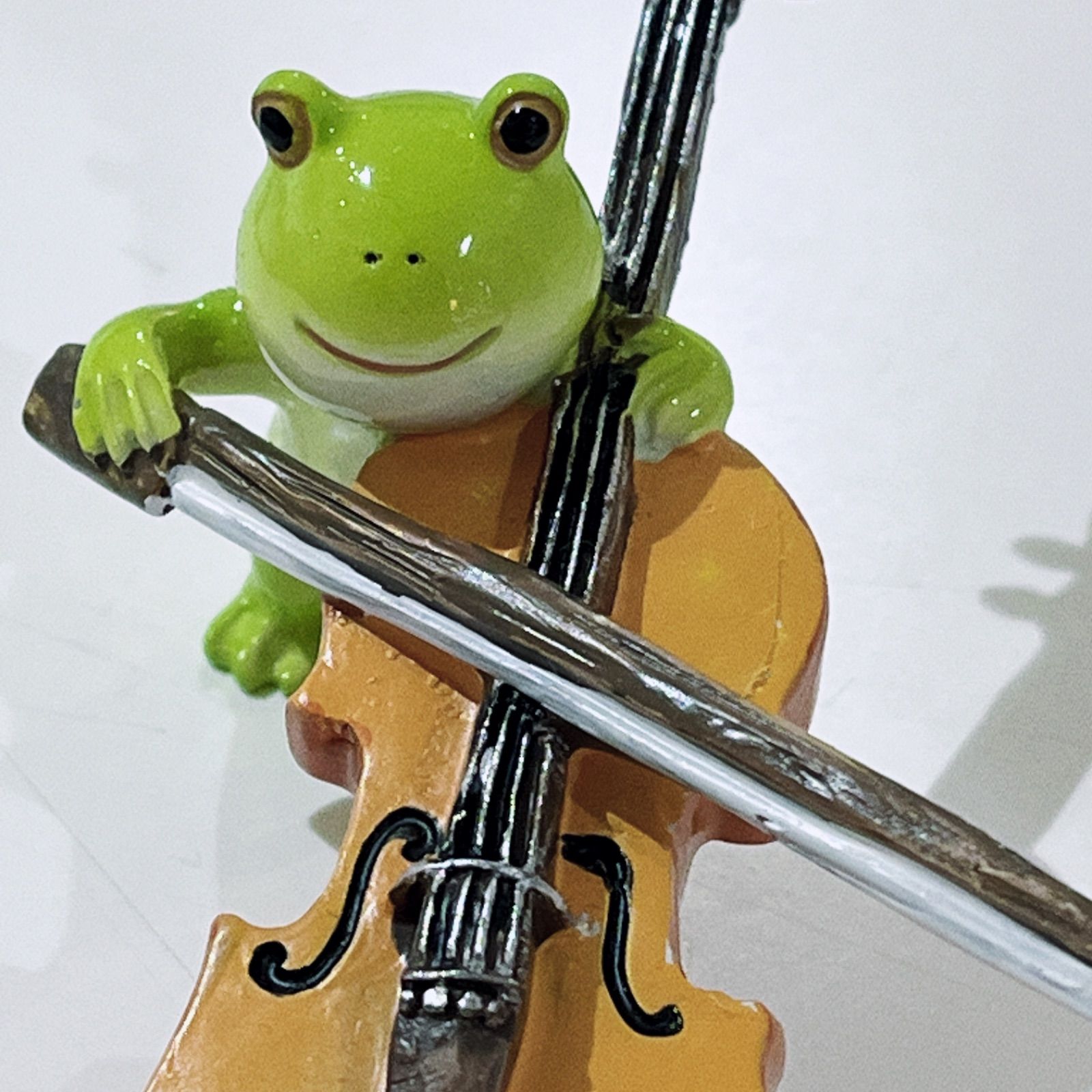 カエル雑貨 　カエル楽団　バイオリン　置物　ミニチュア　オーナメント　オブジェ　蛙　フロッグ　かえる