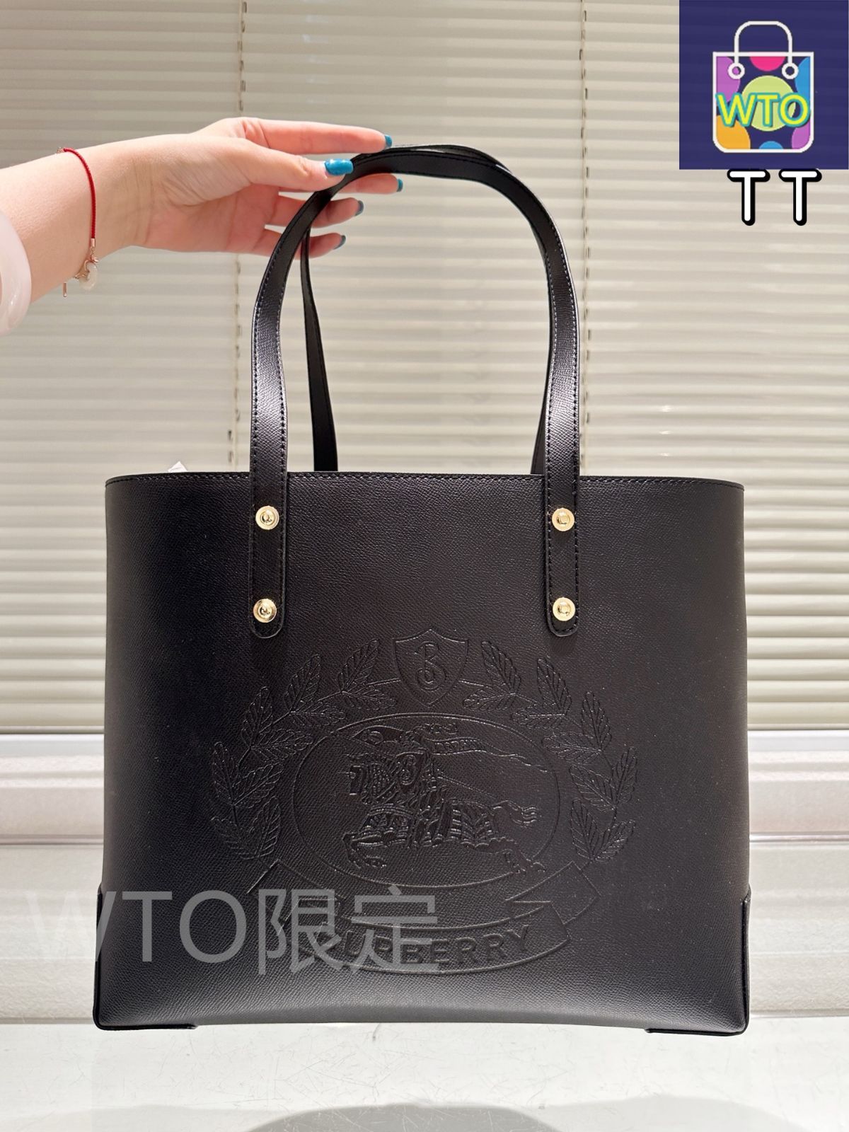 今日特価】Burberry エンボスバッジ レザートートバッグ 35×29