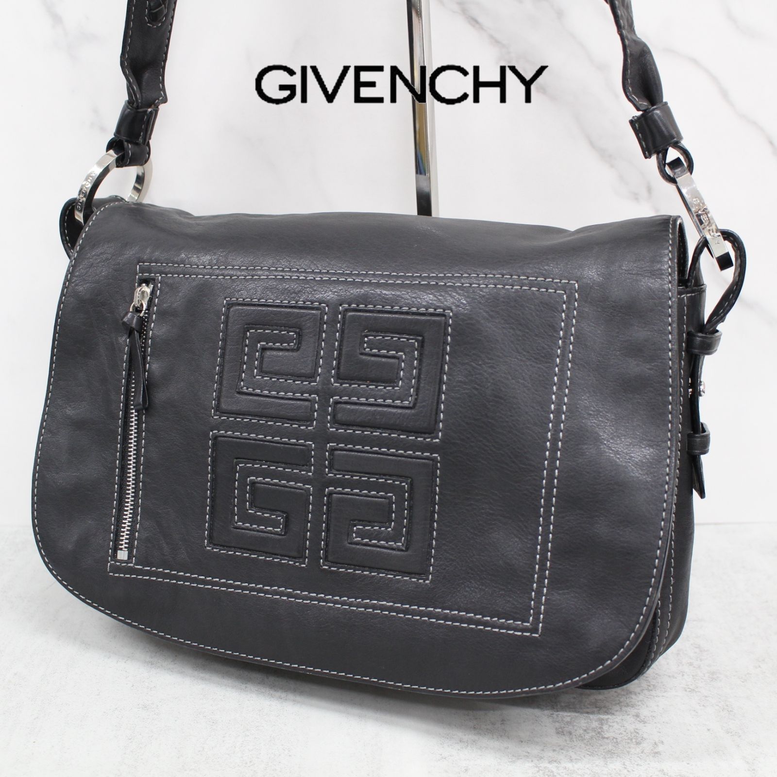 S005)GIVENCHY ビッグロゴ メッセンジャーバッグ ブラック レザー 斜め