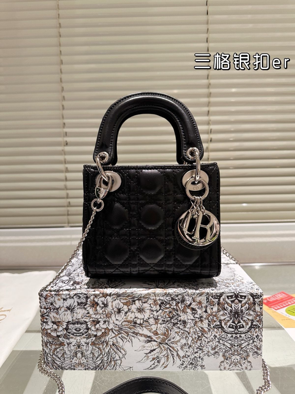 今日特価】Dior Lady Dior Lambskin Bag with Foldable Gift Box