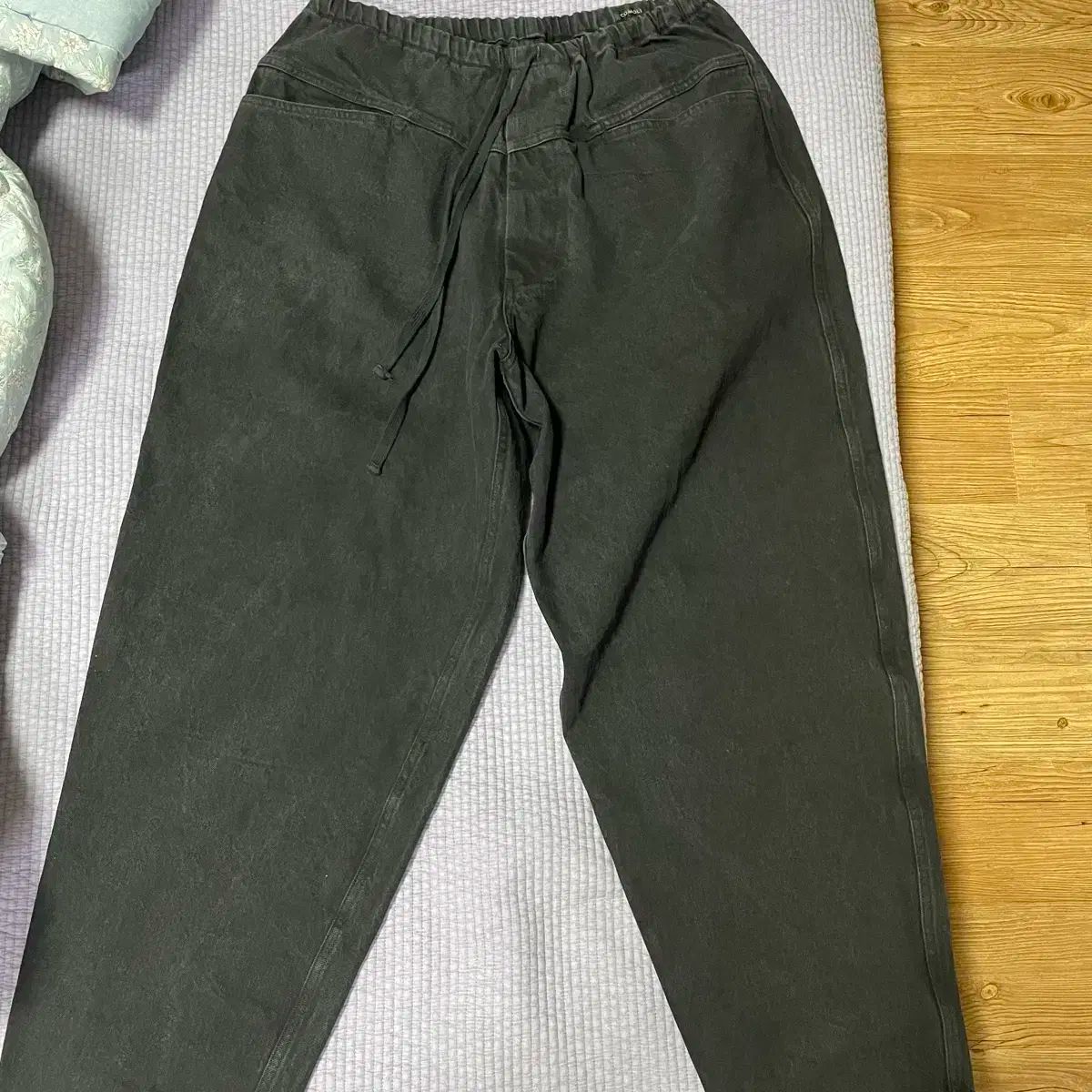 2 25ss COMOLI コモリ 黒 ドリル テーパード パンツ