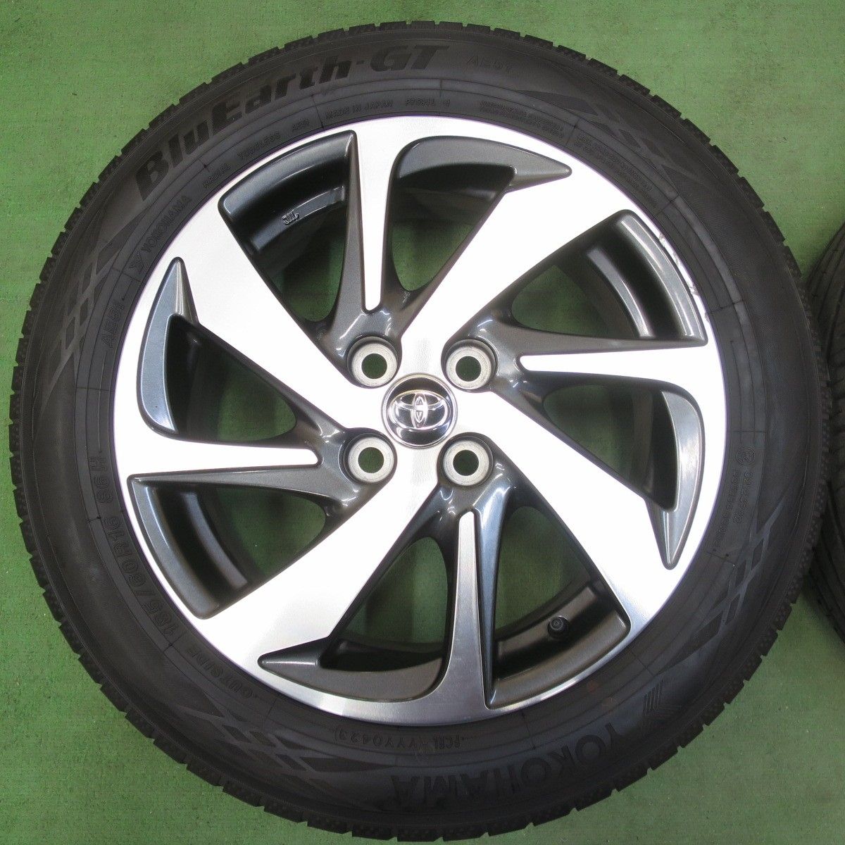 バリ溝！23年！キレイ！8.5分☆トヨタ アクア クロスオーバー 純正 185