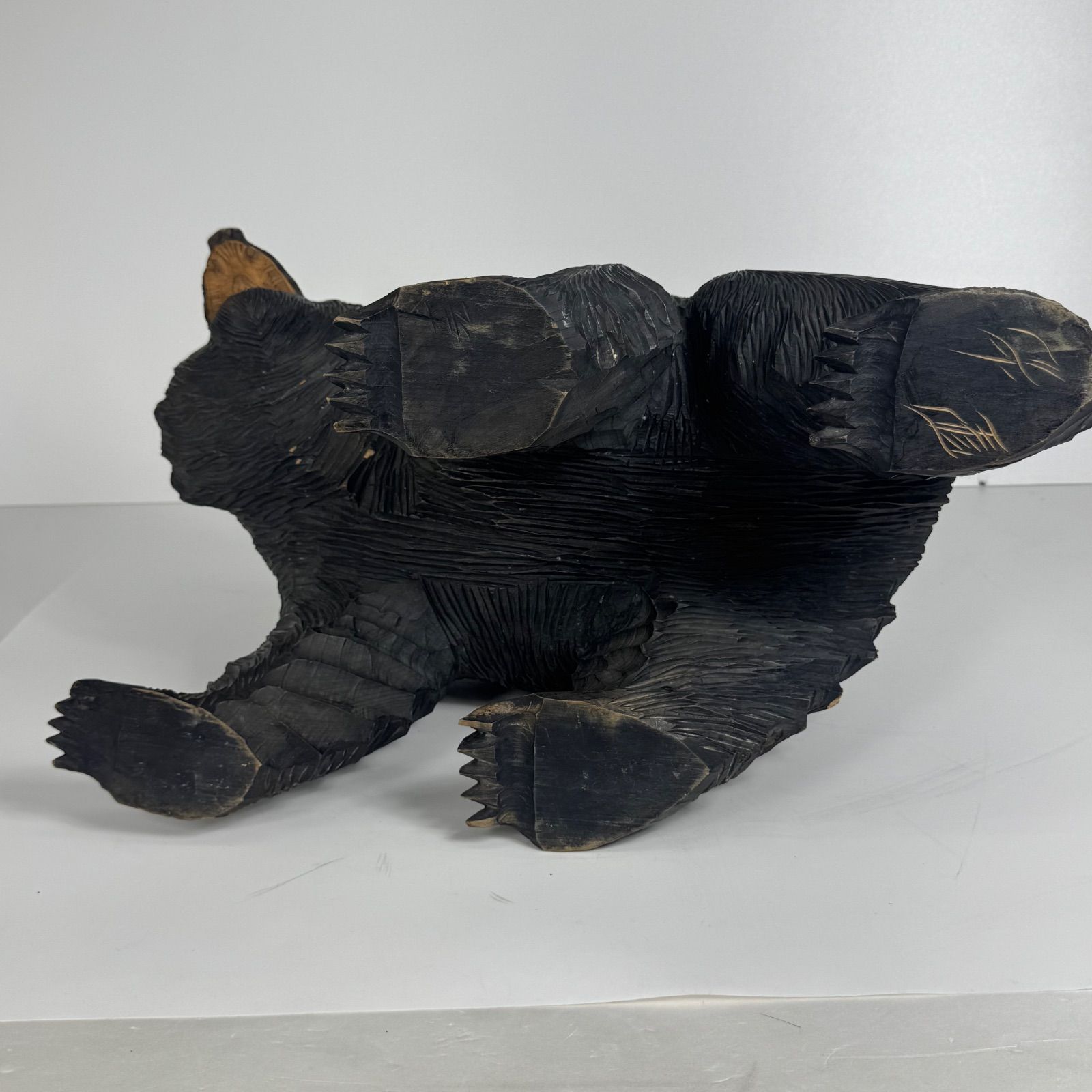 北海道伝統工芸 迫力ある木彫りの熊 作家銘あり 置物 長約48cm 刻