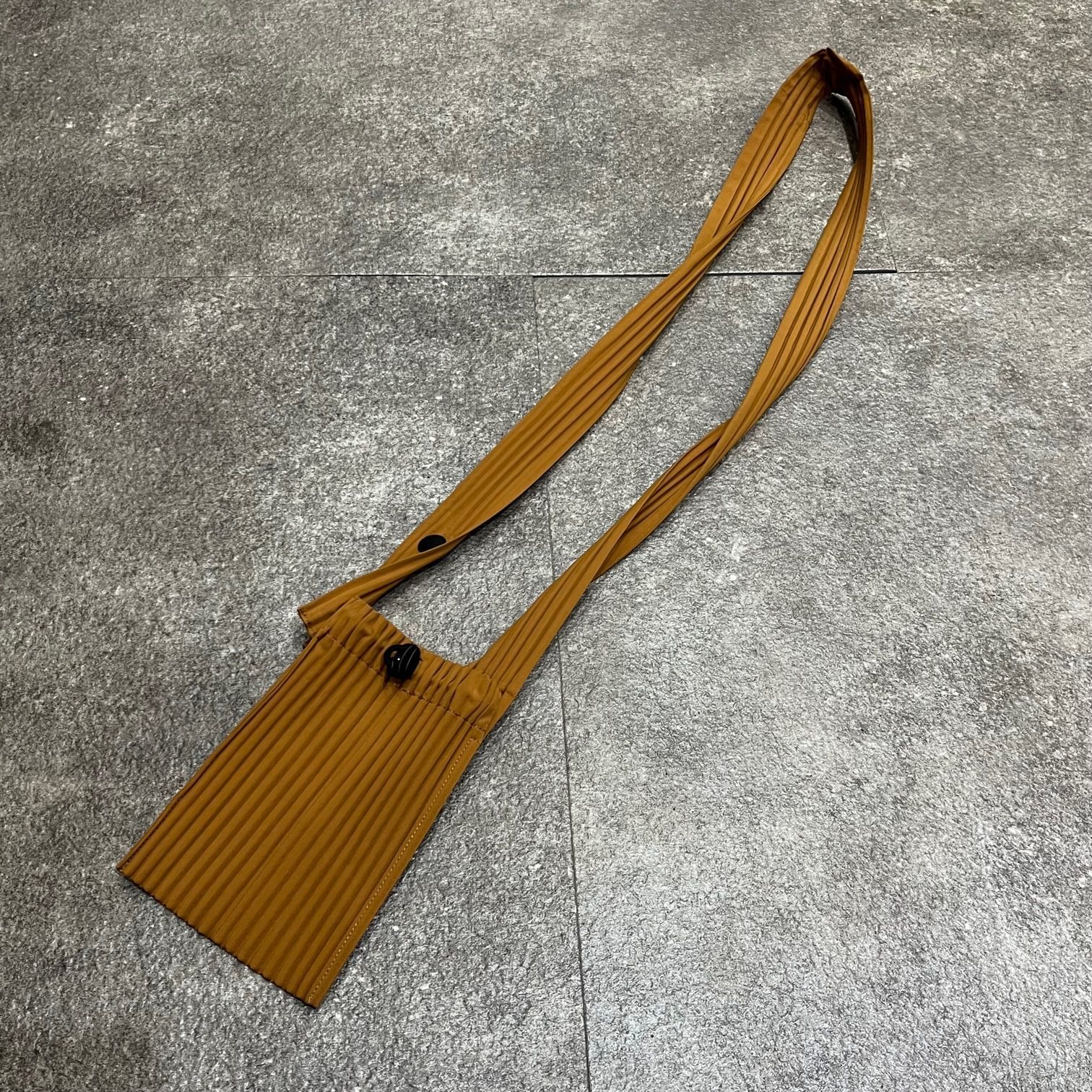 【ISSEY MIYAKE/イッセイミヤケ】プリーツスマホショルダーバッグ PLEATS PLEASE ISSEY MIYAKE - PLEATS PLEASE(プリーツプリーズ