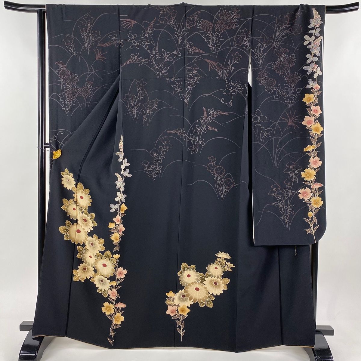 振袖 身丈165cm 裄丈65cm M 袷 こむさでもーど 落款 菊 秋草 ぼかし ちりめん 黒 正絹