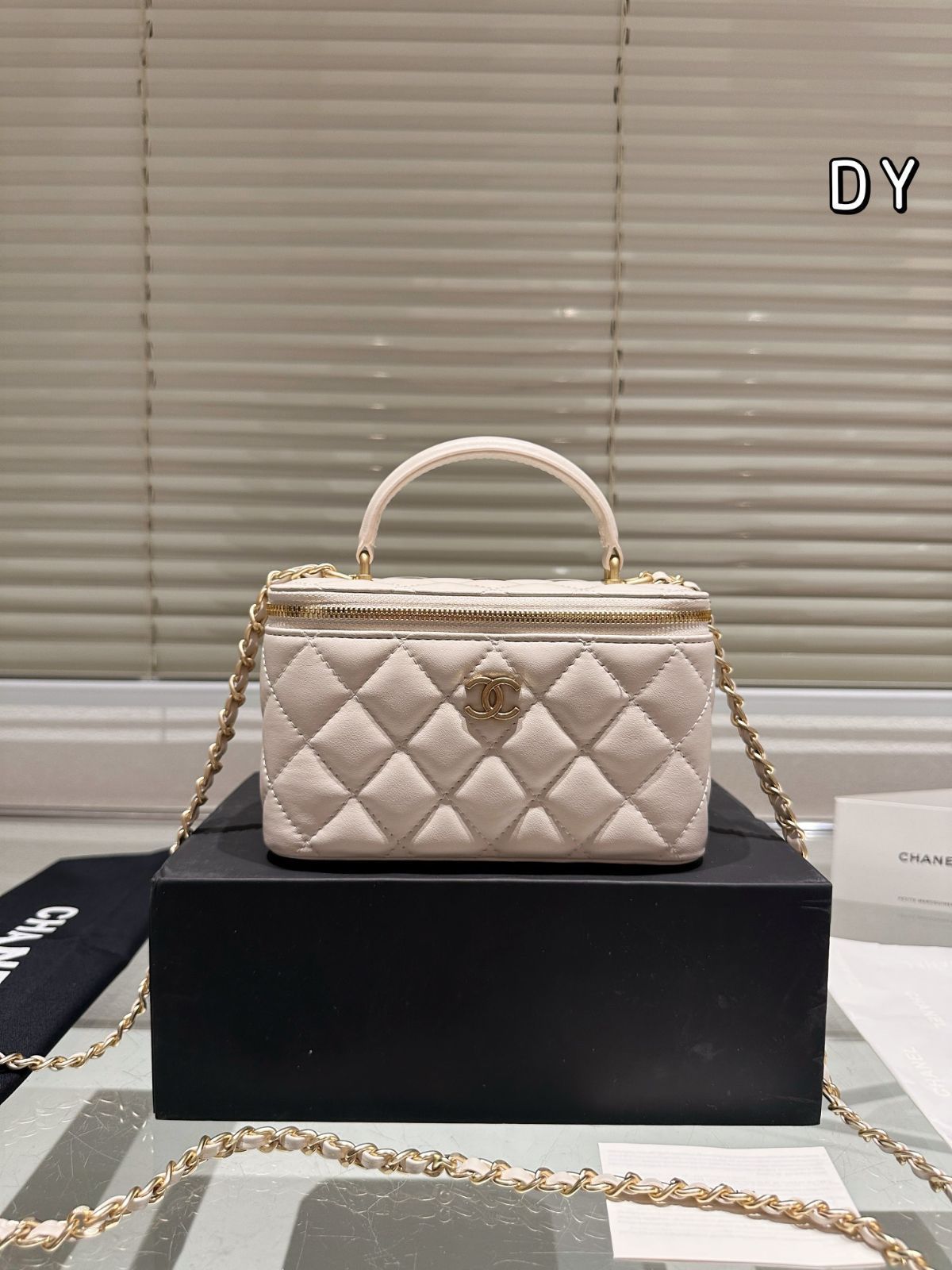 【美品】CHANEL リップスティックケース 20AW 今日特価】CHANEL リップスティックケース ハンドル付き メイク