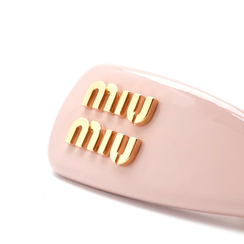 MIU MIU ピンク ヘアクリップ ゴールドロゴ ミュウミュウ MIUMIU ヘアアクセサリー ピンク ゴールド ロゴ