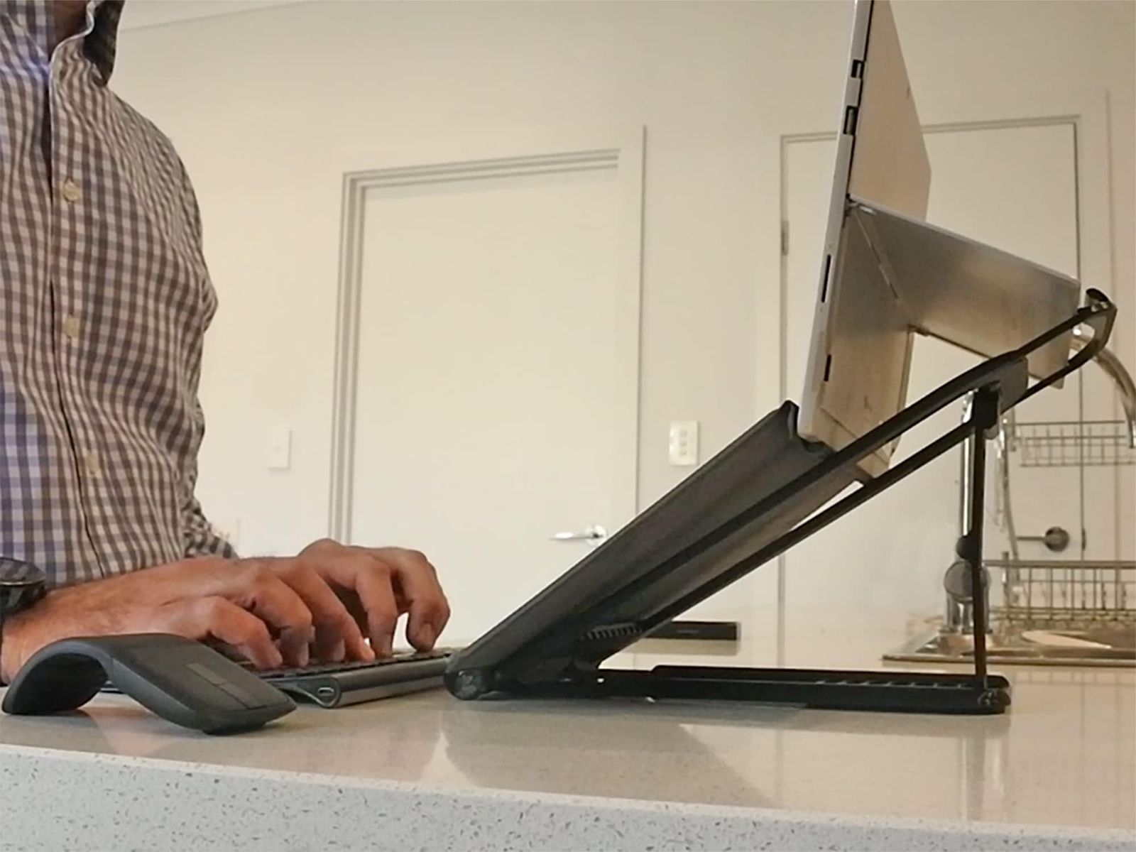 Slaige Surface PROスタンド:キーボードを付けたまま表面を持ち上げる - 首の痛みを軽減、カメラの角度を改善、ポータブル、調節可能、使いやすい