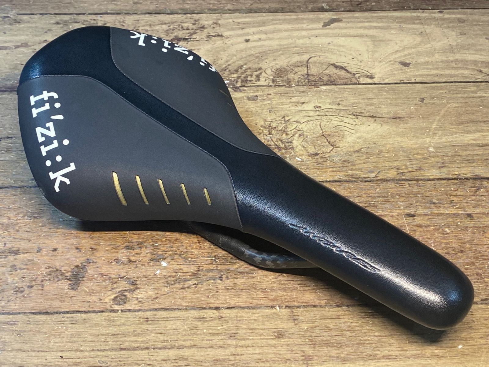 Fizik Vento フィジーク fizik ANTARES R3 サドル Antares R3 サドル