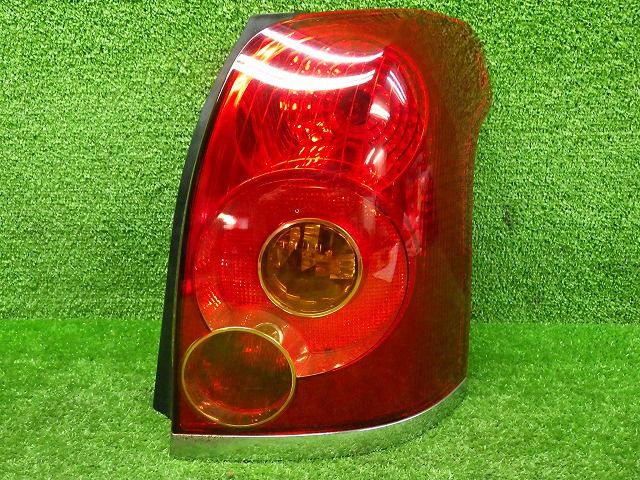 トヨタ　AZT250/251　アベンシスワゴン　右テールレンズ　05-50　寒冷地　240902103