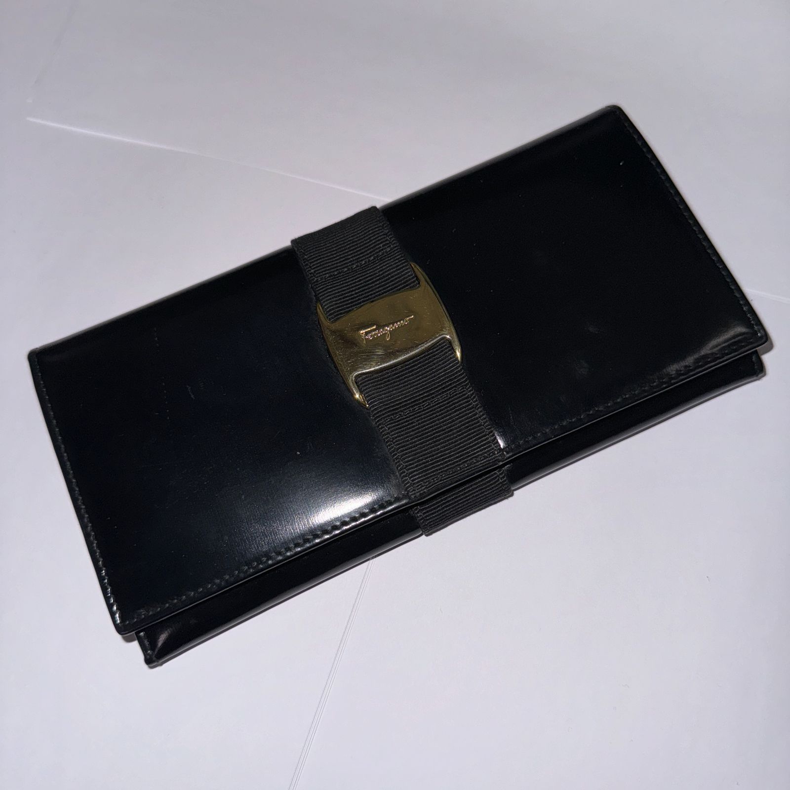 【中古・本物】サルヴァトーレフェラガモ SALVATORE FERRAGAMO ヴァラ リボン付き レザー 長財布 ブラック レディース タバコ臭なし