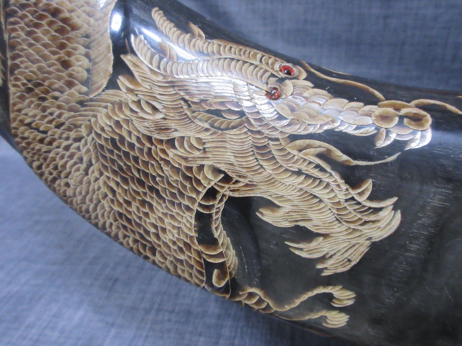 水牛の角 龍柄彫刻 民芸品 置物 水牛の角 龍柄彫刻 民芸品 置物 (大) type-E - メルカリ