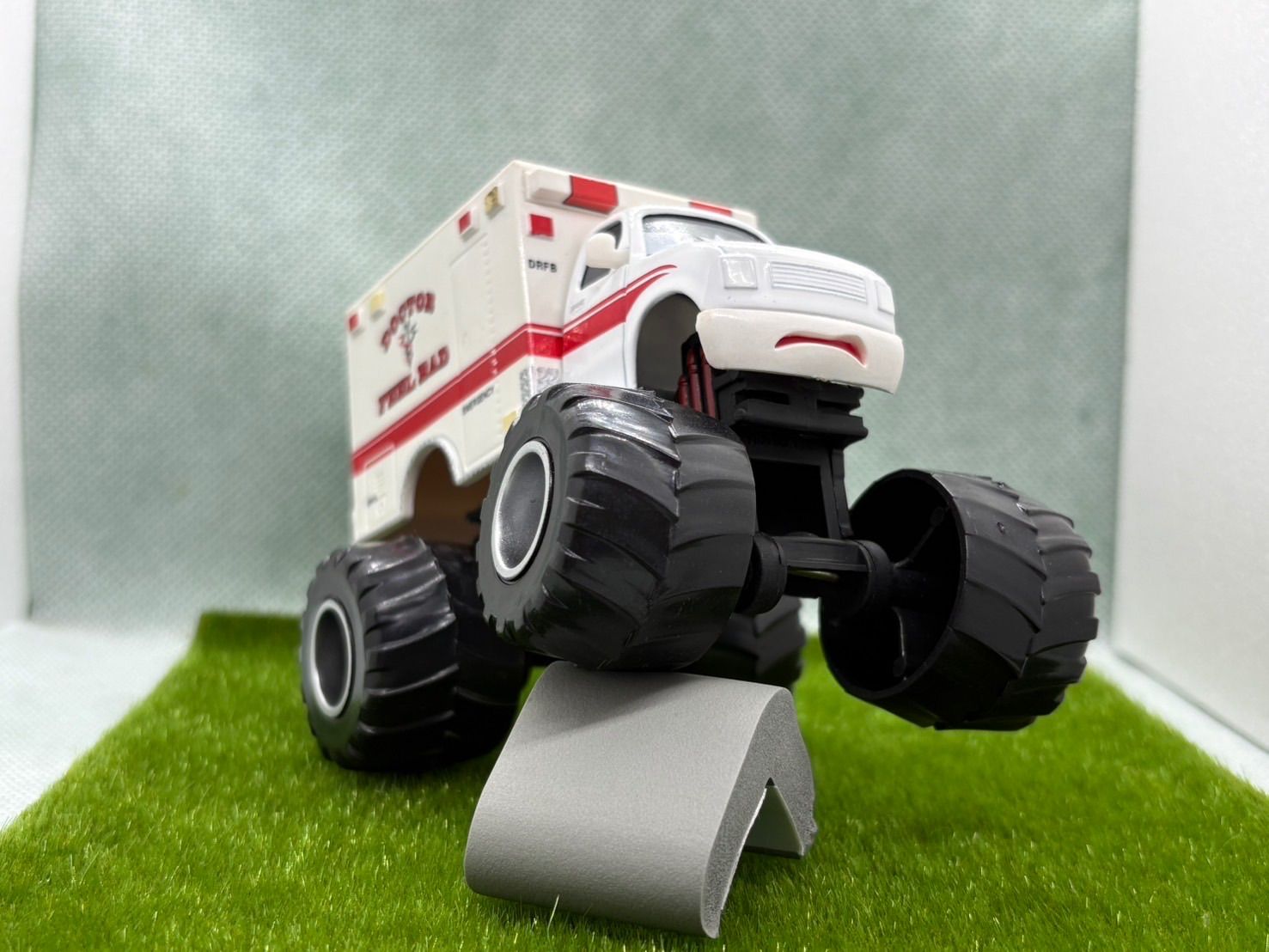 新品】カーズ モンスタートラック ドクターフィールバッド カーズ