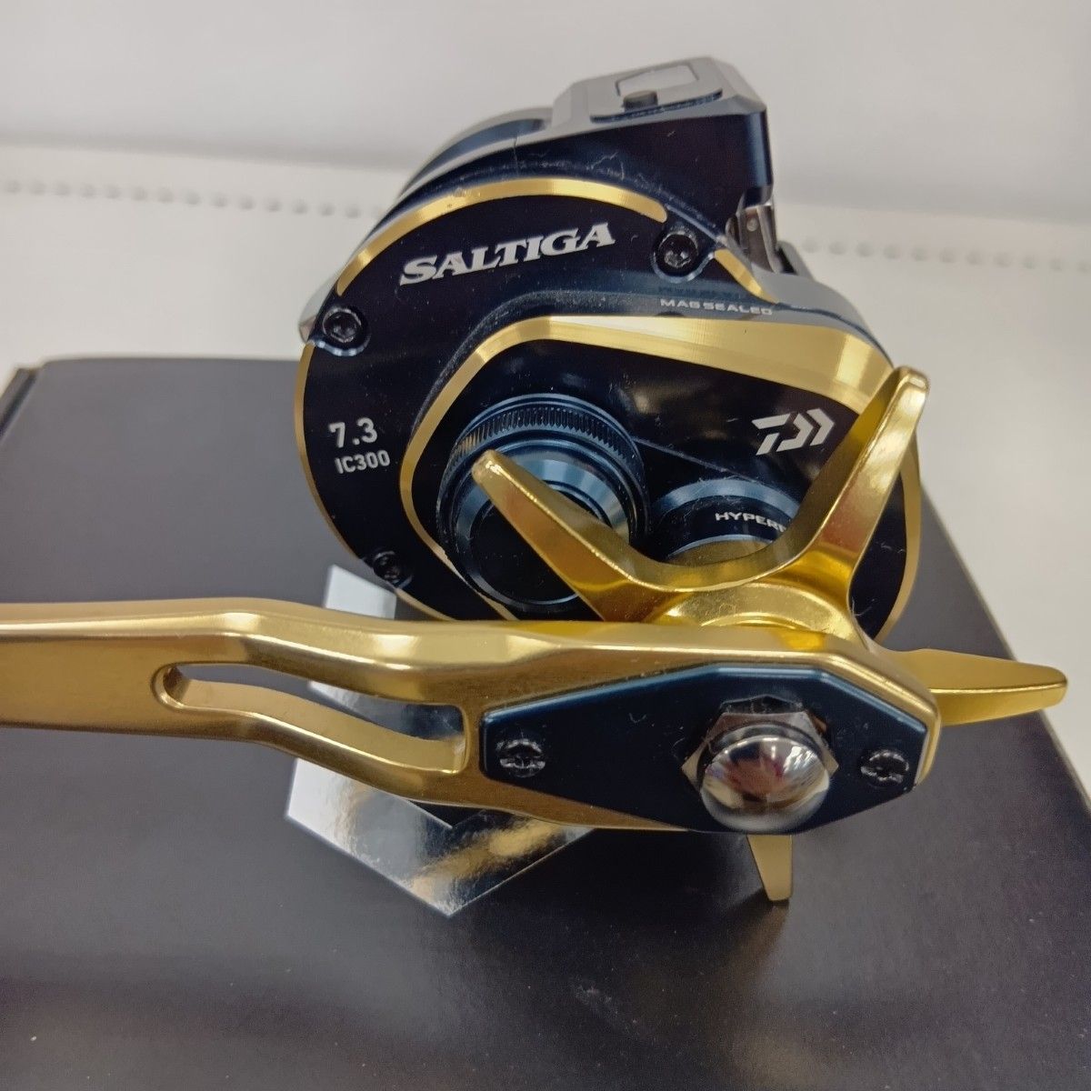 DAIWA / 034725 リール/ベイトリール/034725// DAIWA ダイワ 034725 ベイトリール 21ソルティガIC 300H-SJ キズ有