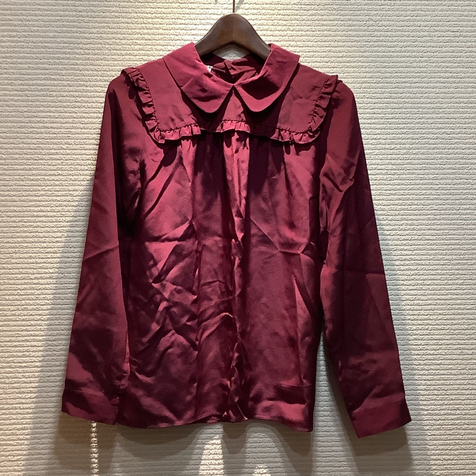 miumiu 回り込む ミュウミュウ トップス 黒 ポンポン付きフリル