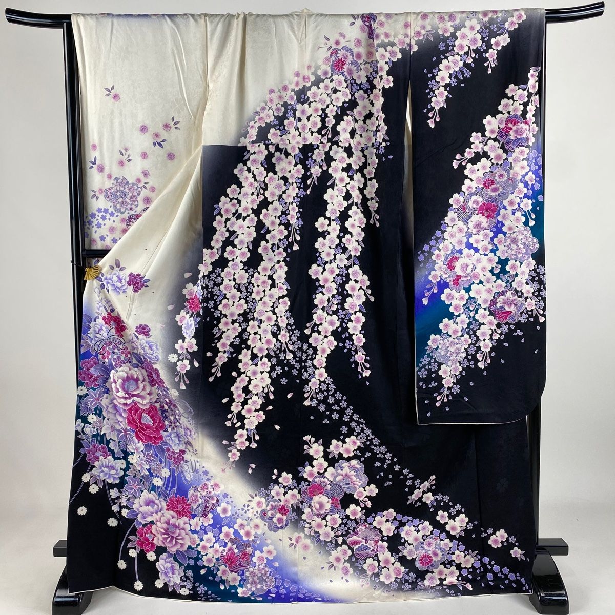 振袖 身丈172.5cm 裄丈73cm L 袷 牡丹 刺繍 箔 黒 正絹 名品
