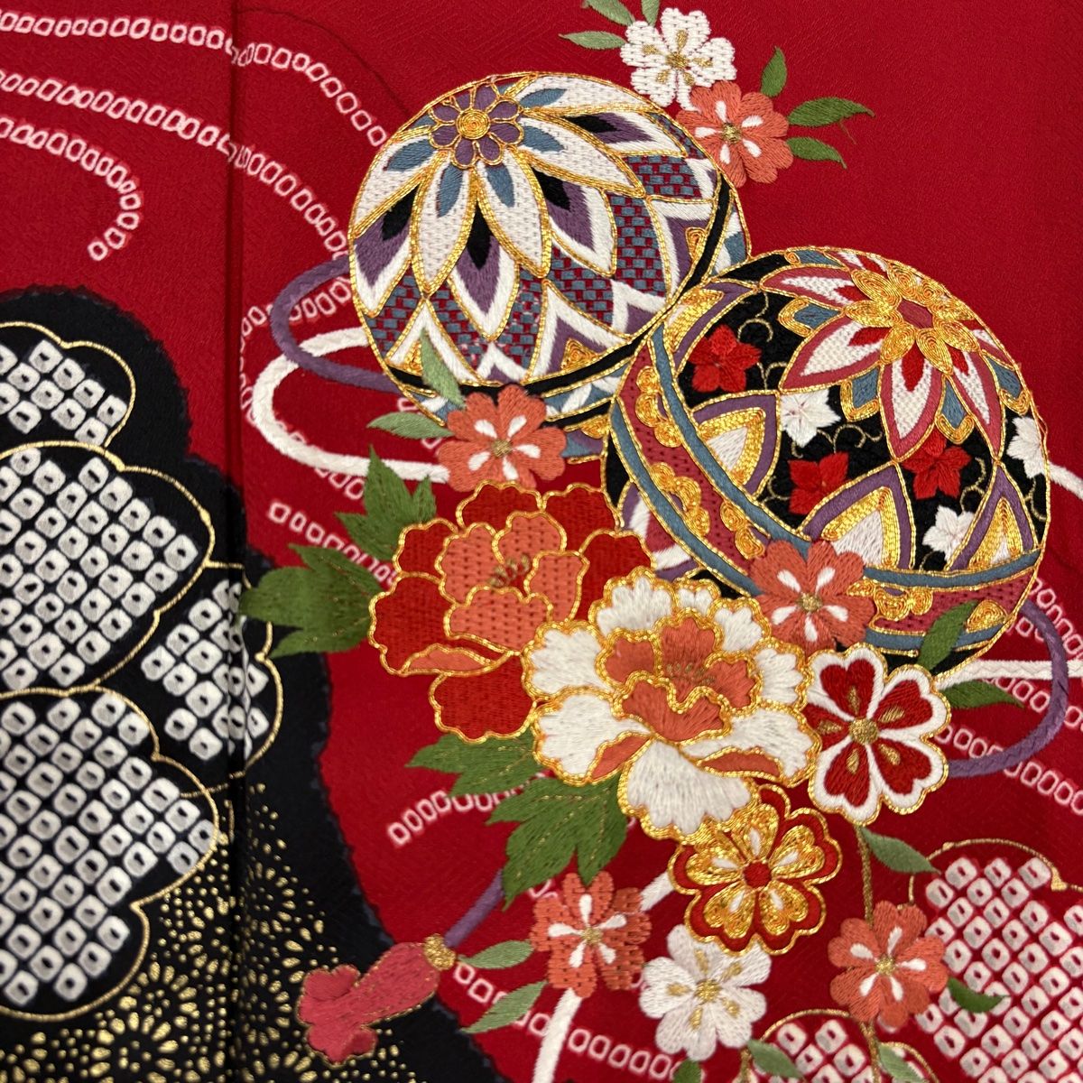振袖 身丈156.5cm 裄丈66.5cm M 袷 鈴乃屋 手鞠 草花 金糸 刺繍