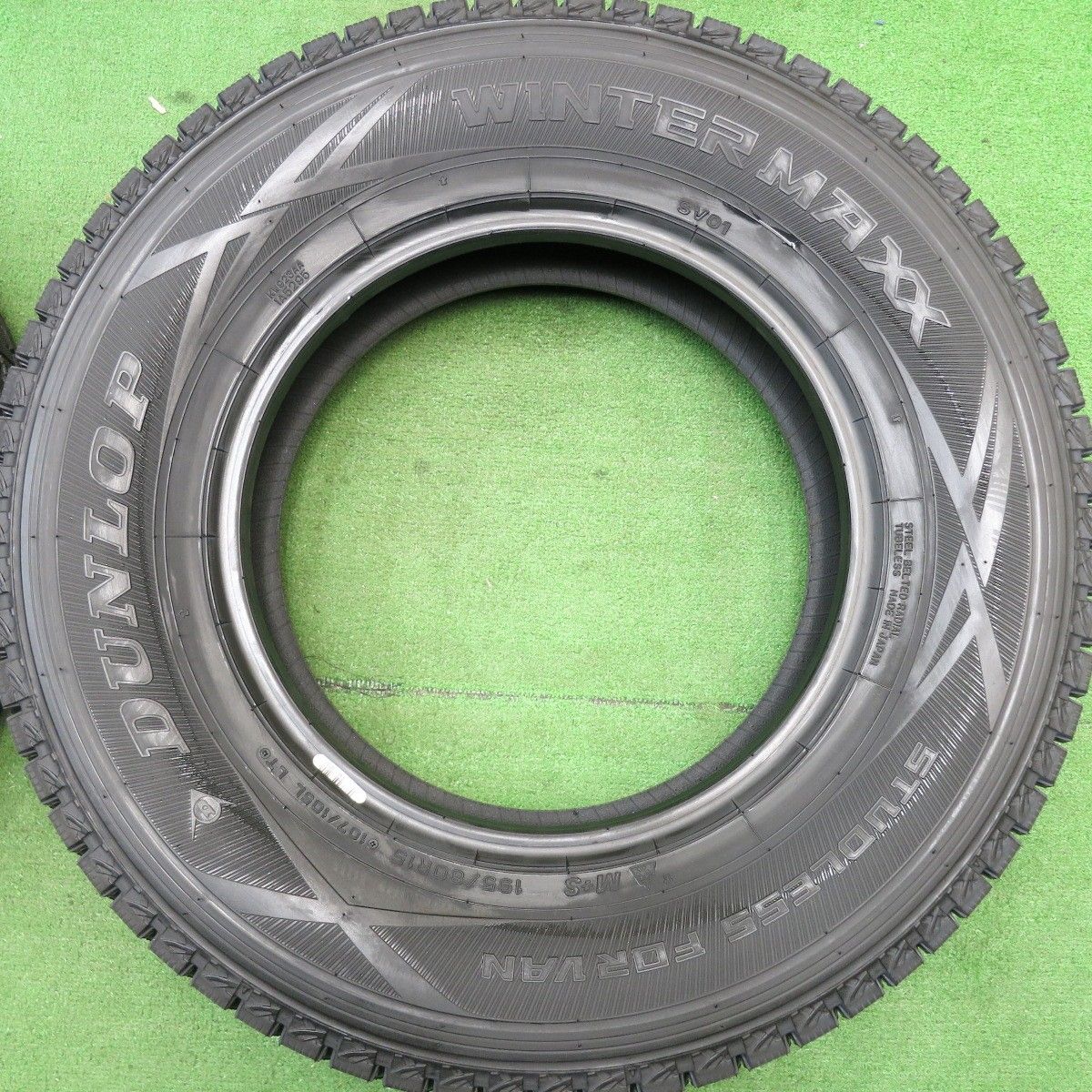 未使用！24年☆スタッドレス 195/80R15 107/105L ダンロップ 
