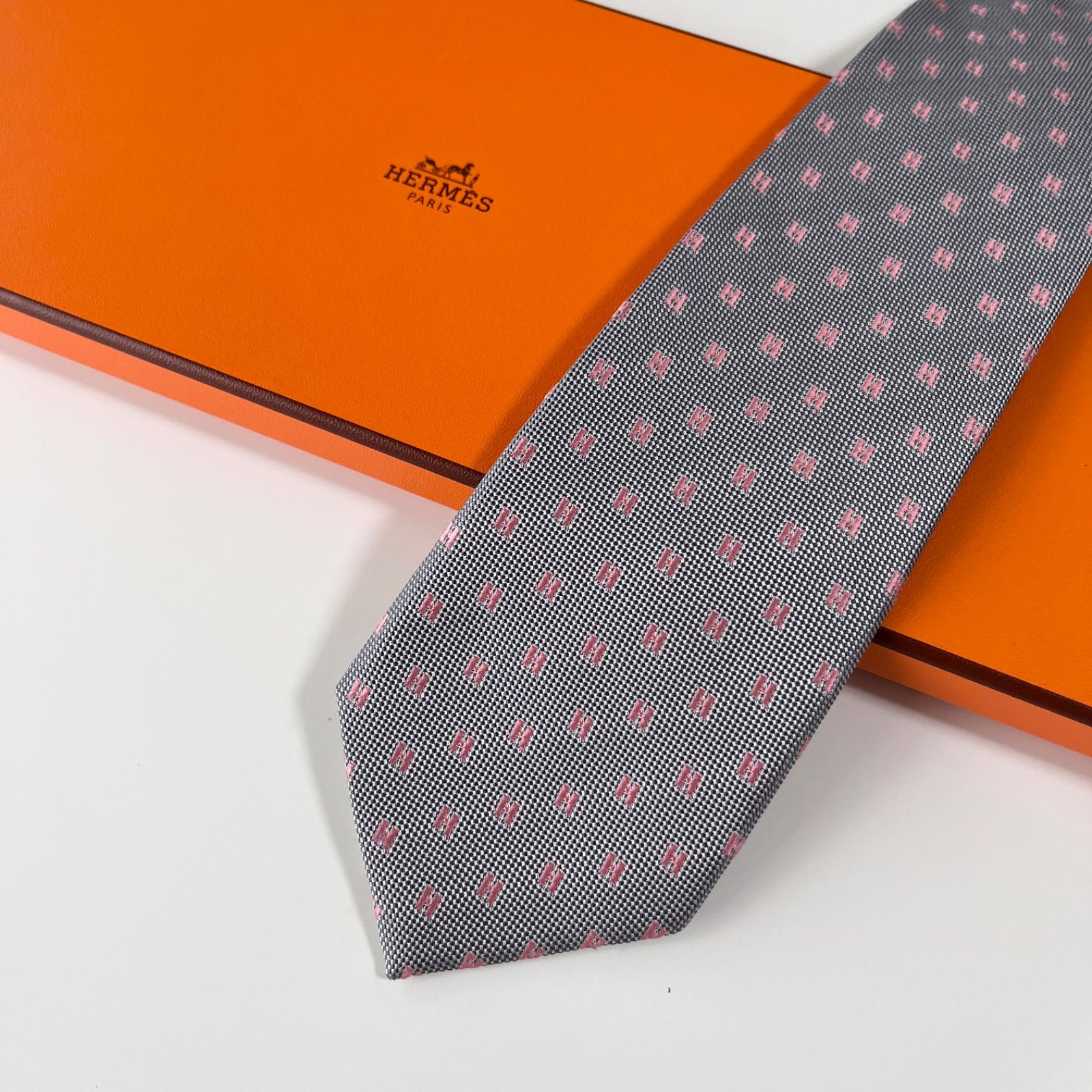 美品 HERMES エルメス ネクタイ シルク100% グレー ピンク H柄