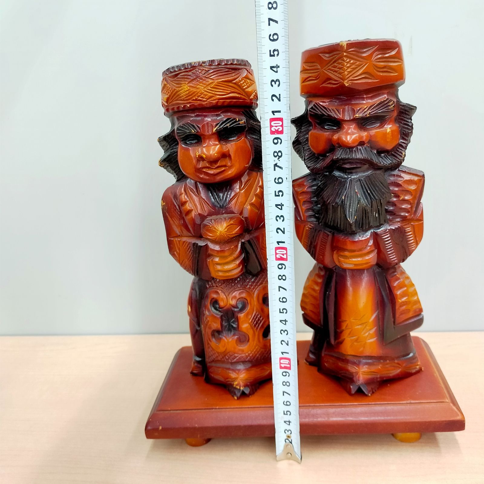 木彫り人形 2体セット 伝統工芸品 工芸品 民芸品 木彫り ペア 人形 2点セット 台座付き - メルカリ