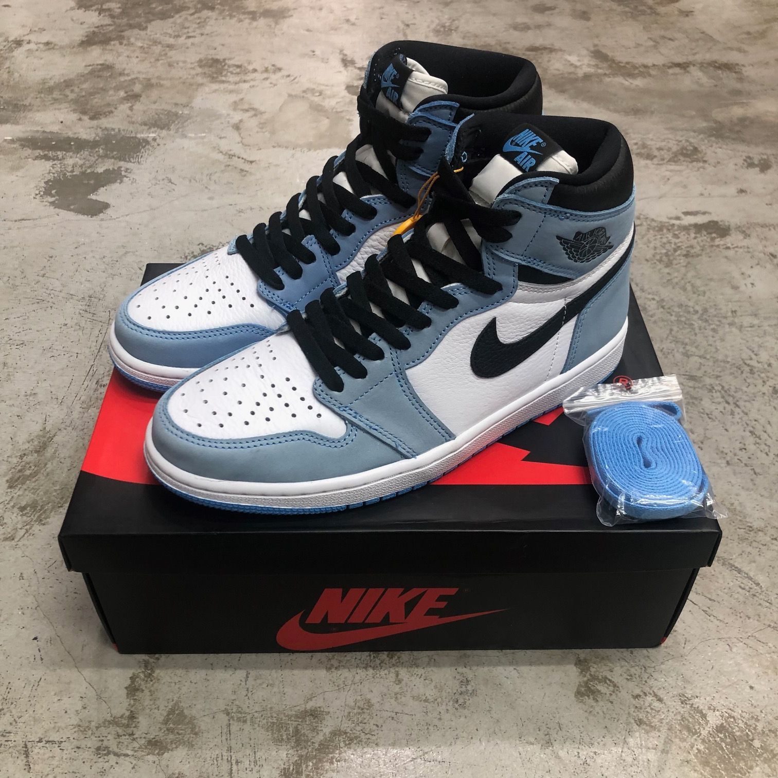 新品 NIKE AIR JORDAN 1 RETRO HIGH OG WHITE/UNIVERSITY BLUE ナイキ エアジョーダン 1 レトロ ハイ  ユニバーシティ ブルー 555088-134 スニーカー 26.5cm 72177A2 - メルカリ