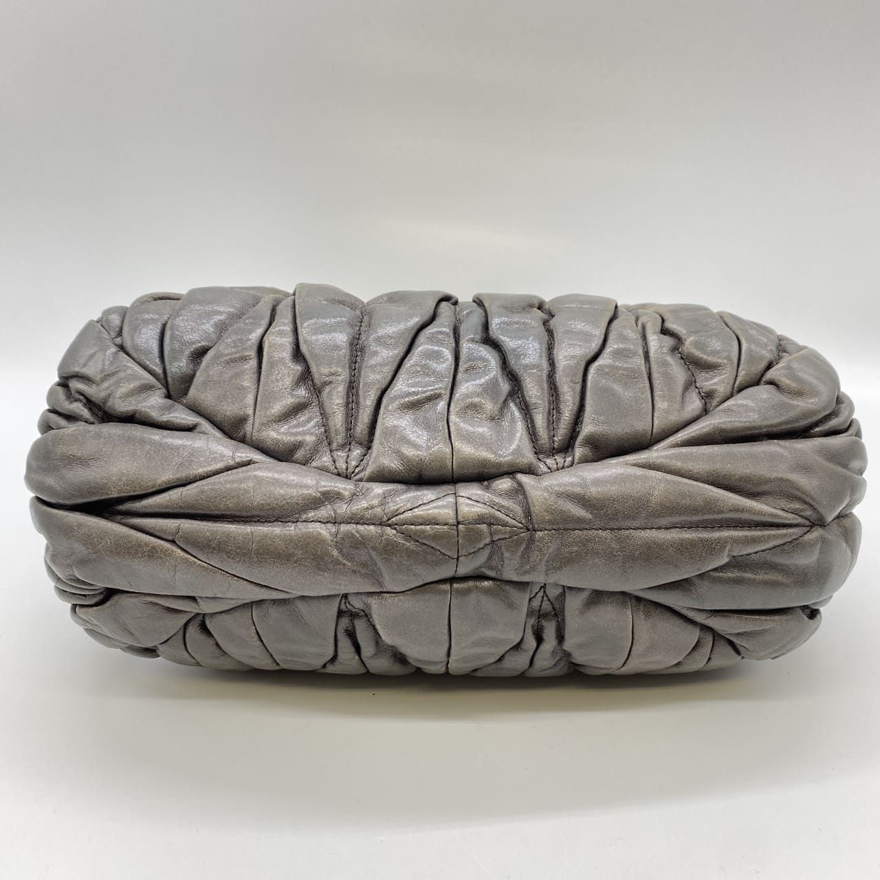 ミュウミュウmiumiu レザーショルダーバッグ 2ウェイ ヴィンテージ グレー ミュウミュウmiumiu レザーショルダーバッグ 2ウェイ ヴィンテージ