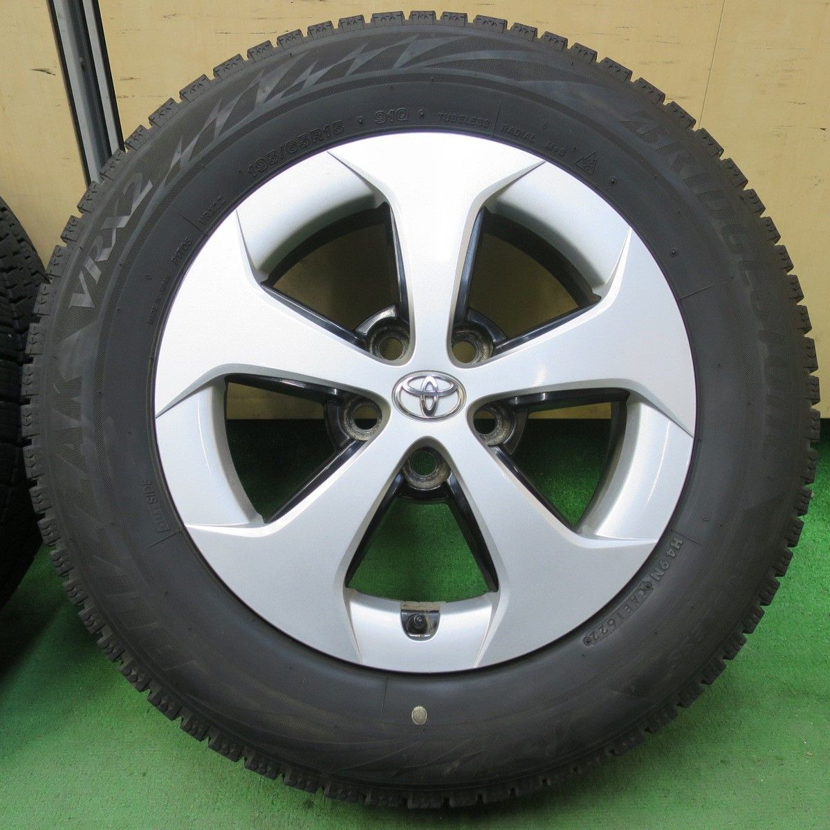 バリ溝‼️ブリヂストンスタッドレスセット2022年製195/65R15プリウス等 バリ溝！22年！9分☆トヨタ 30系 プリウス 純正 195/65R15