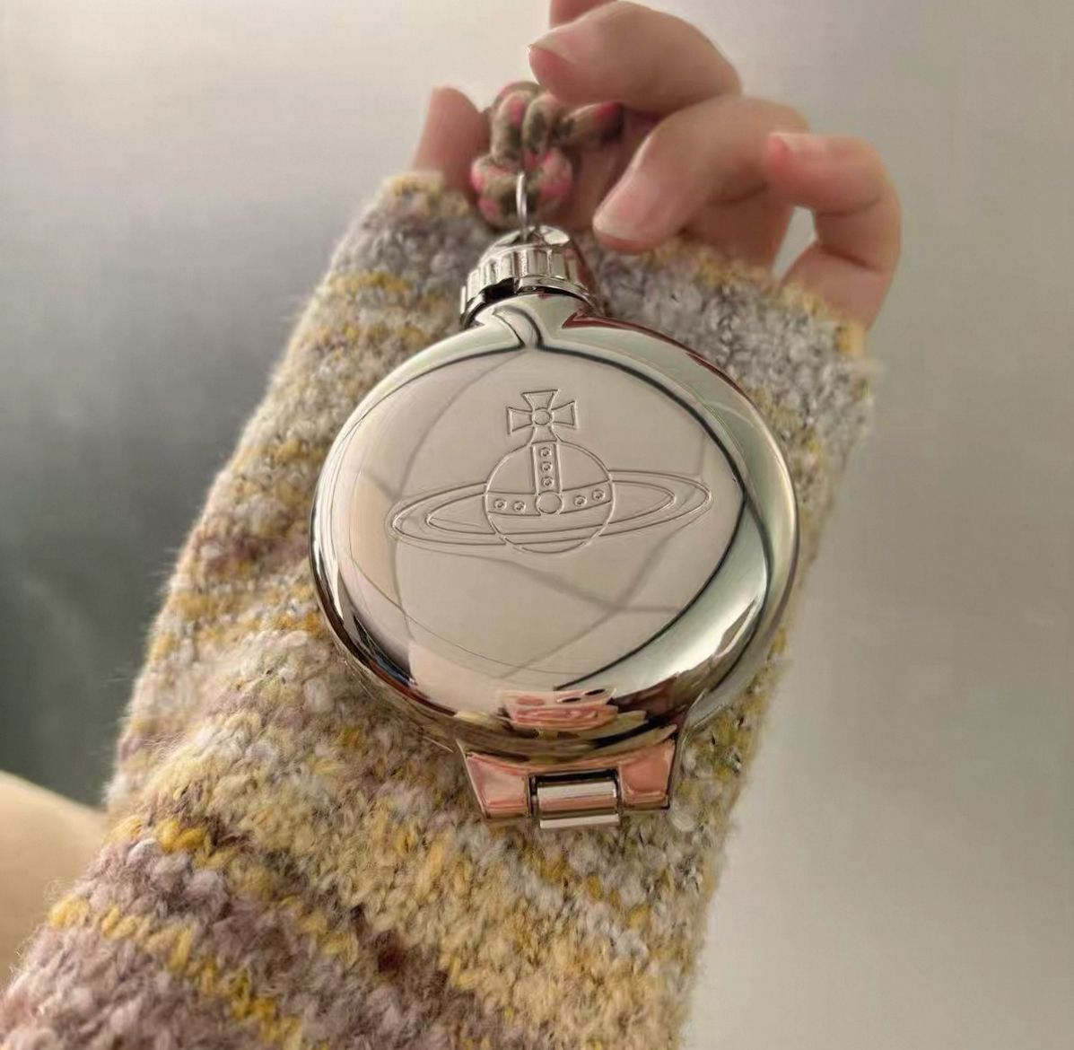 Vivienne Westwood ヴィヴィアン ウエストウッドのオーブ携帯灰皿で 新しいスタイリッシュな喫煙体験をお楽しみください
