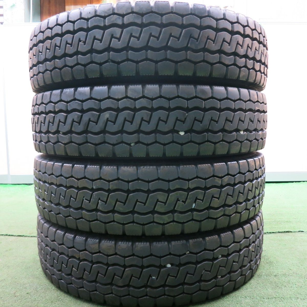 送料無料* バリ溝！20年！8.5分☆トラック タイヤ 195/85R16 114/112N 