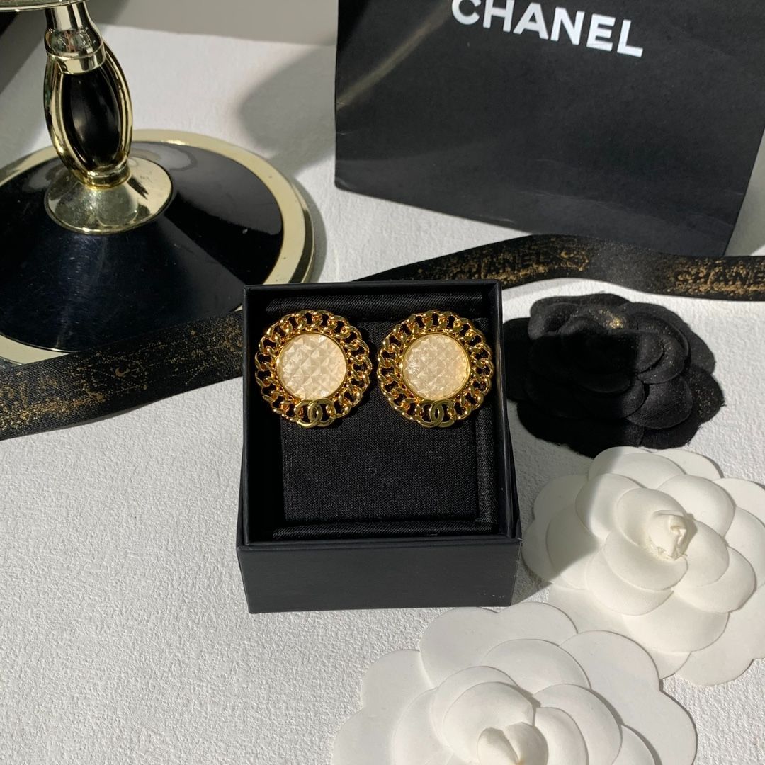 CHANEL】シャネル 新品 ゴールドチェーン装飾 クリスタルラウンドピアス スタイリッシュなアクセサリー - メルカリ